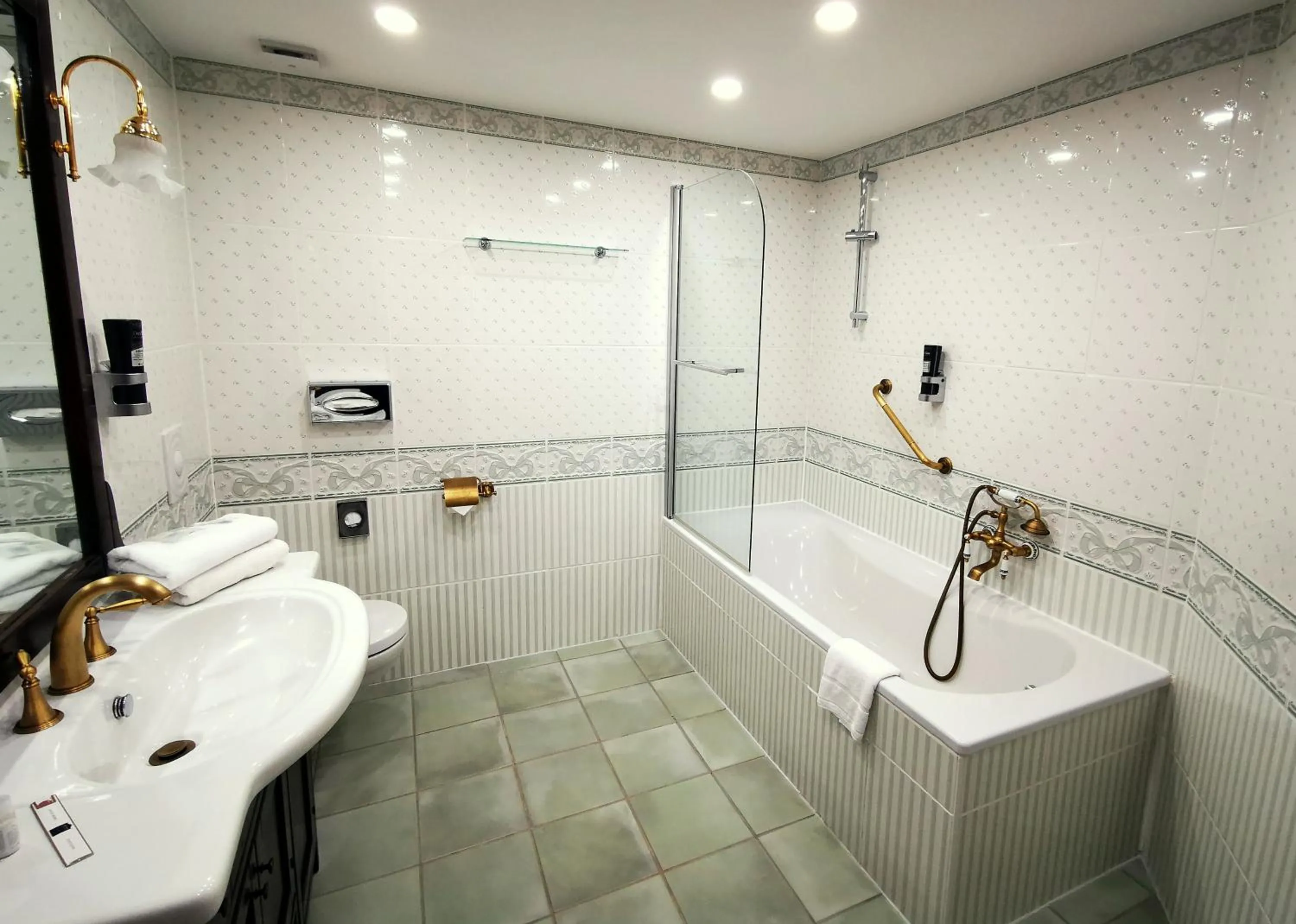 Bathroom in The Lakeside - Burghotel zu Strausberg