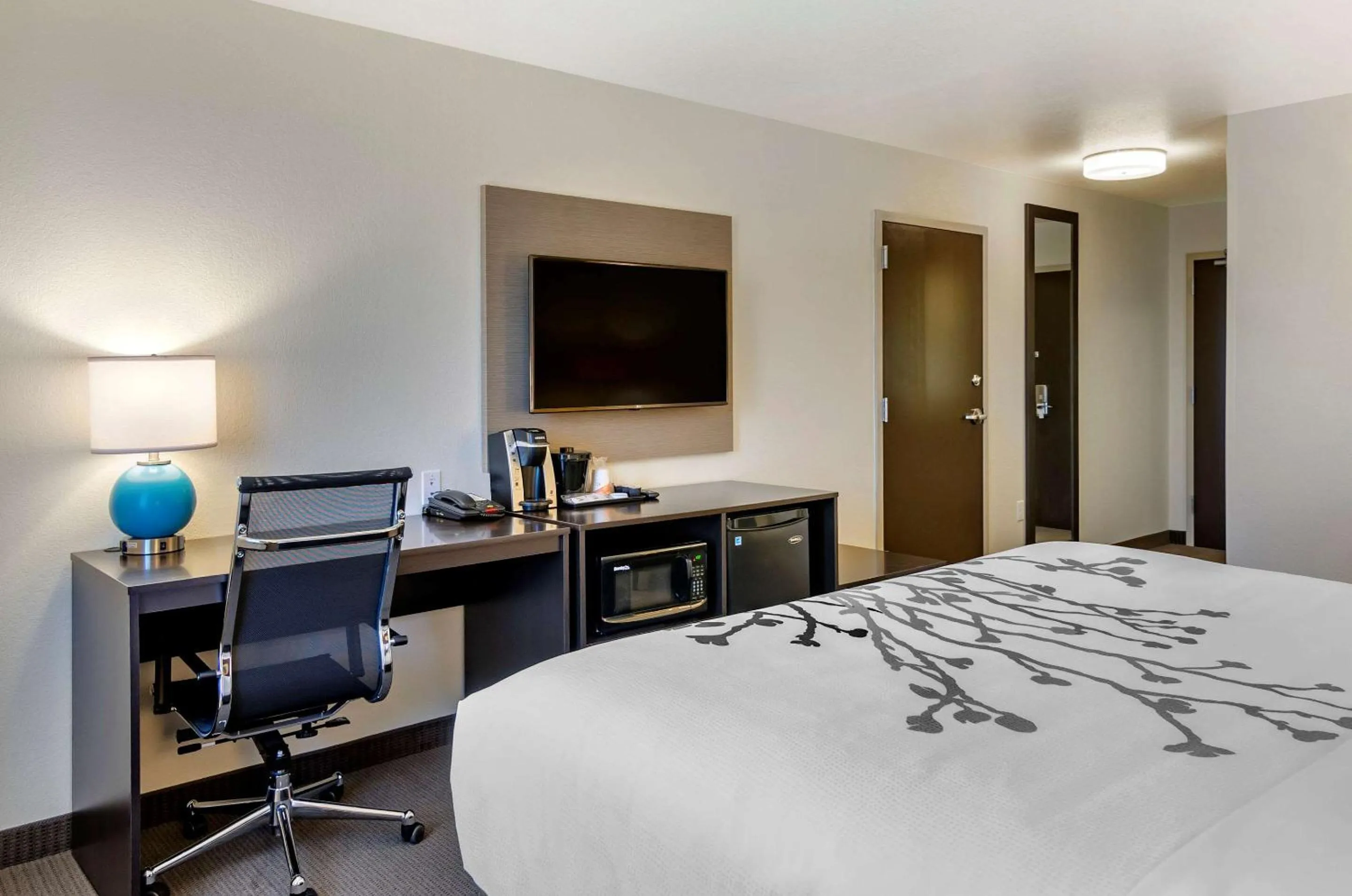 Photo of the whole room, Bed in Sleep Inn & Suites Great Falls Airport