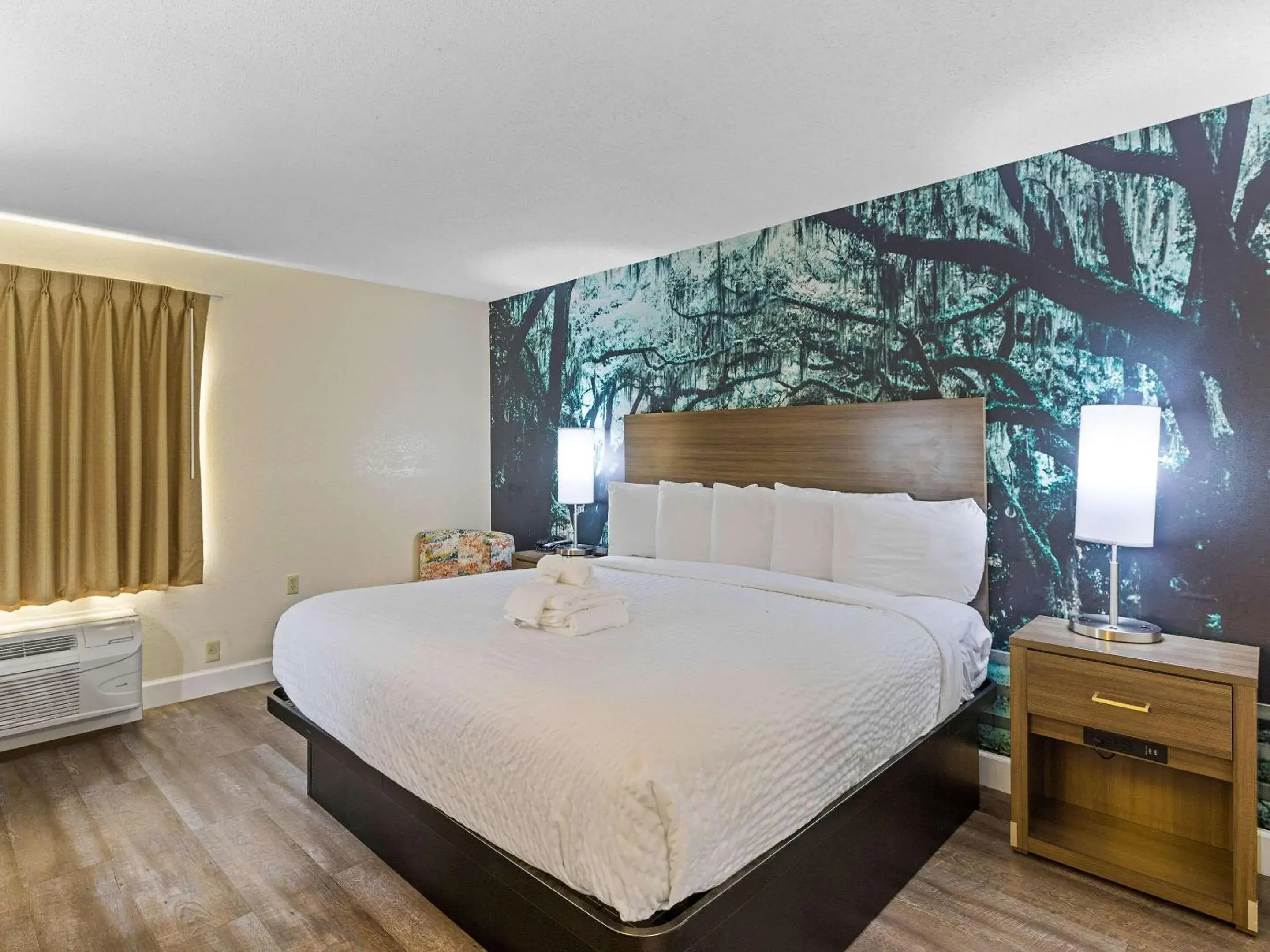 Standard King Room - Non-Smoking in Clarion Pointe Savannah Gateway I-95 Standard King Room - Non-Smoking in Clarion Pointe Savannah Gateway I-95