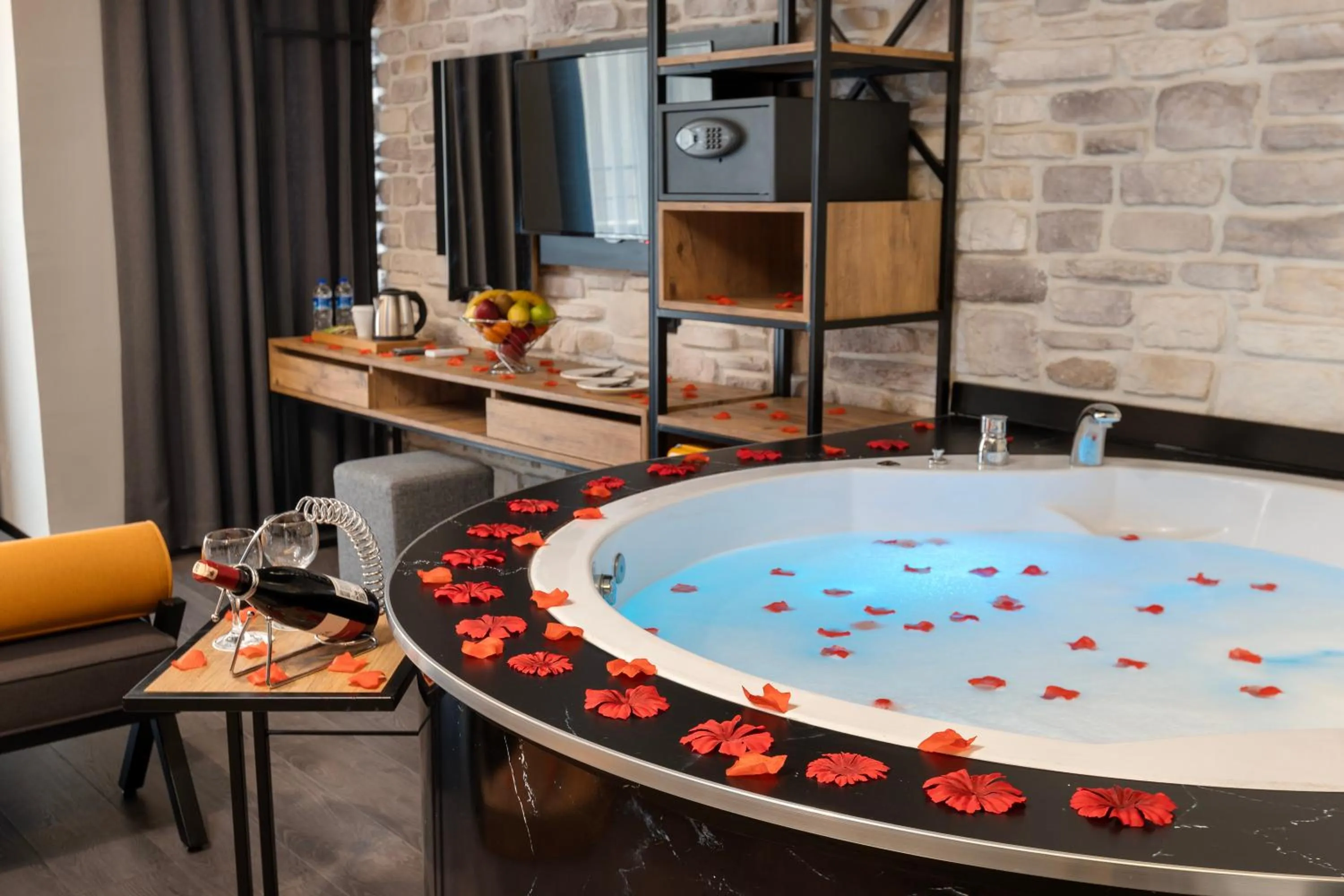 Hot Tub in Afflon Hotels Loft City