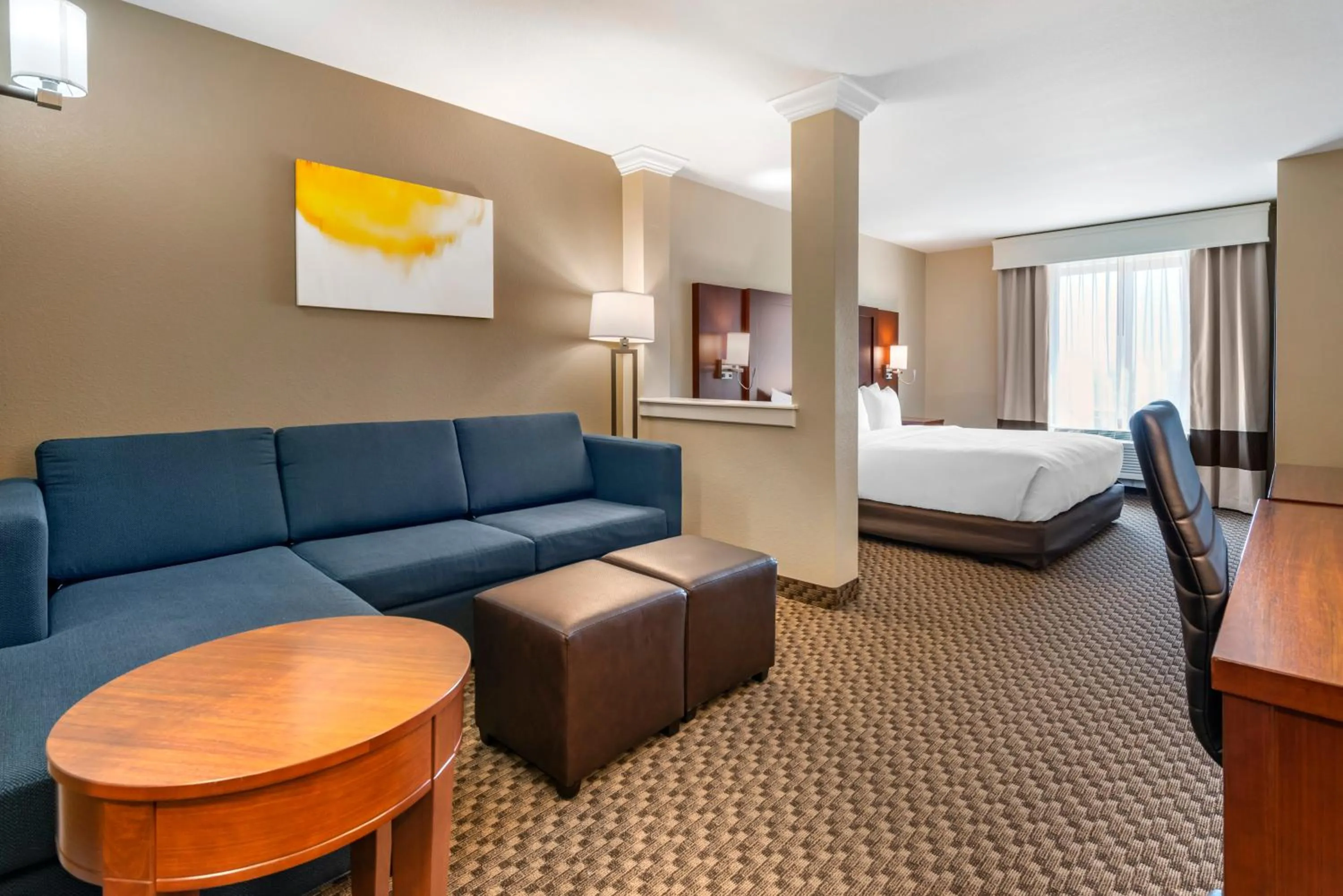 Seating area, Bed in Comfort Suites Broomfield-Boulder-Interlocken
