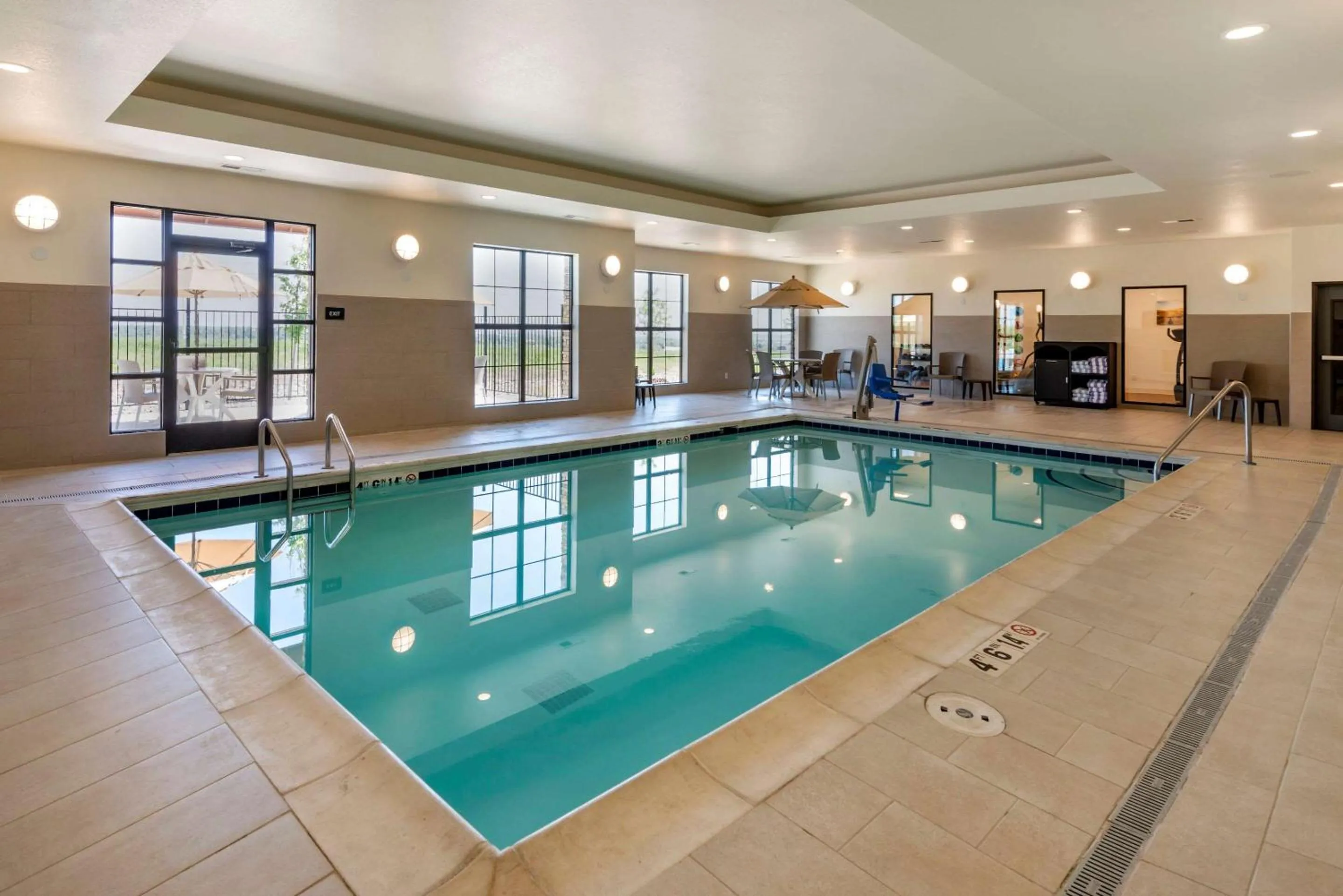 Swimming pool in Comfort Suites Broomfield-Boulder-Interlocken