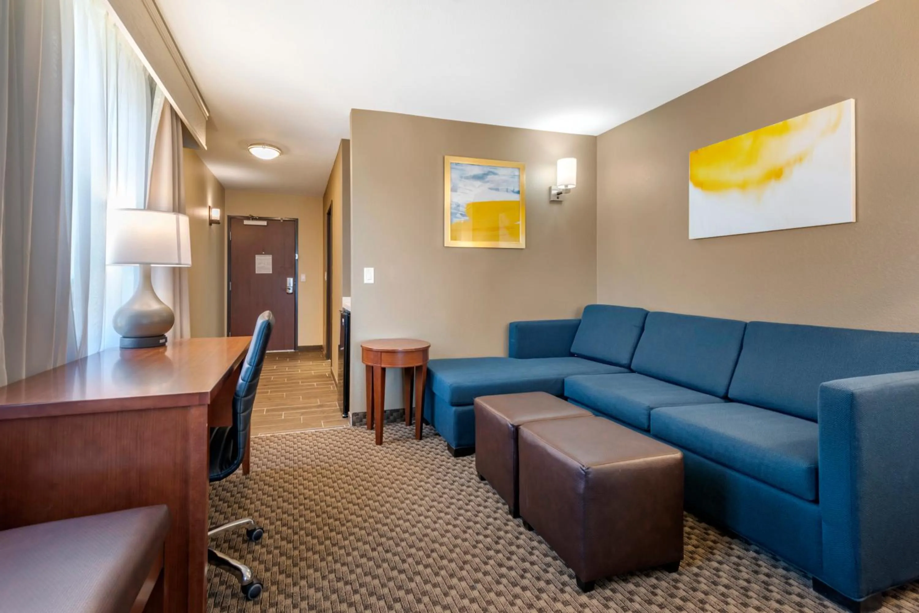 Seating area in Comfort Suites Broomfield-Boulder-Interlocken