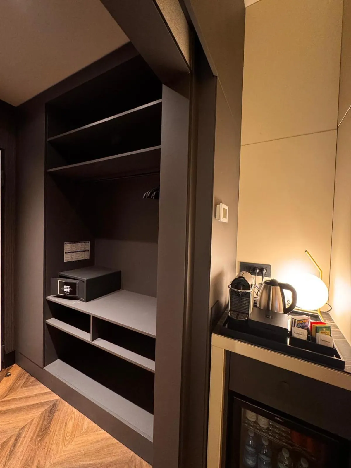 Coffee/tea facilities, Bed in LUMERA STAY - Solferino