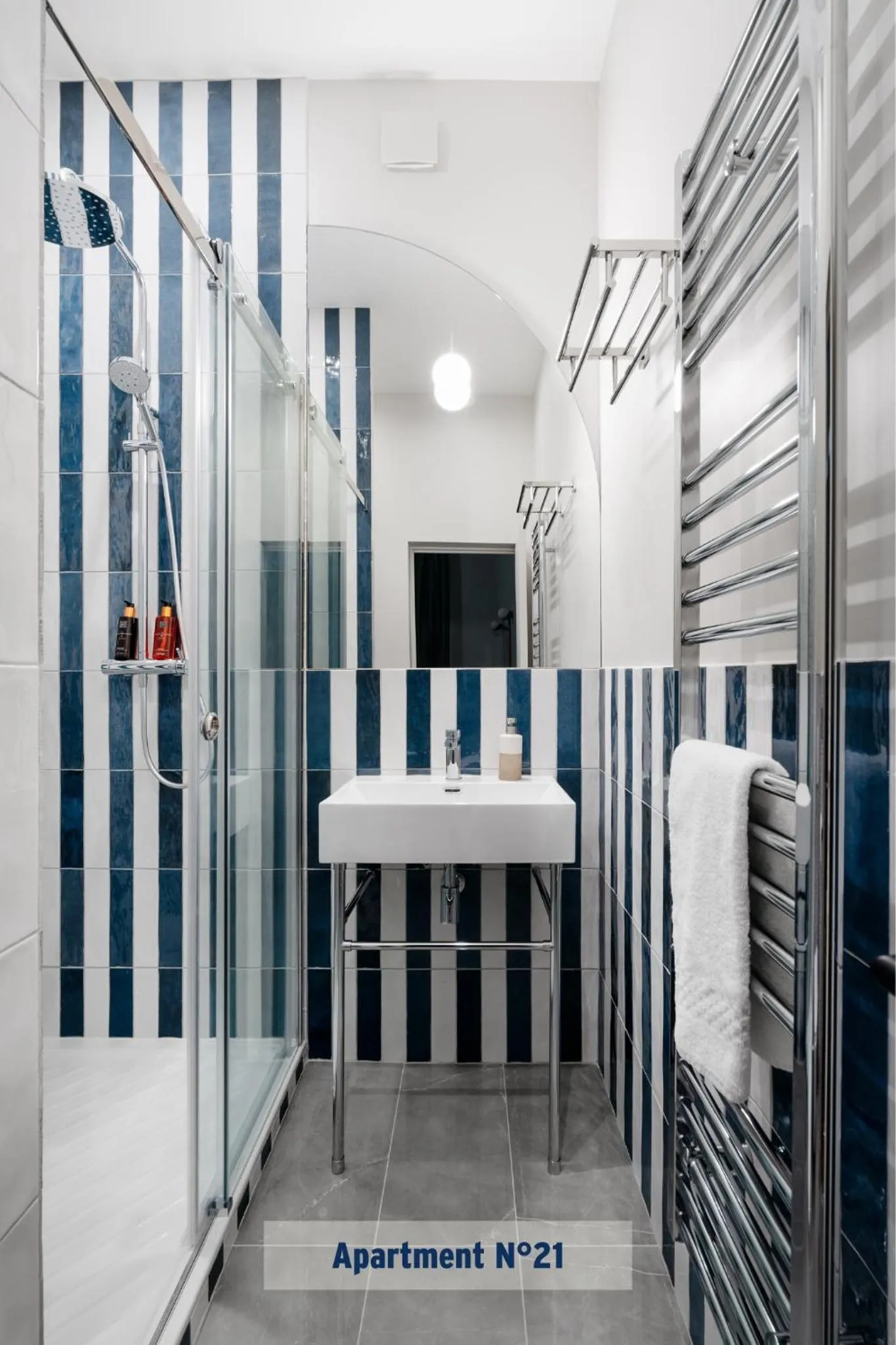 Shower in Edgar Suites Saint-Lazare - Amsterdam
