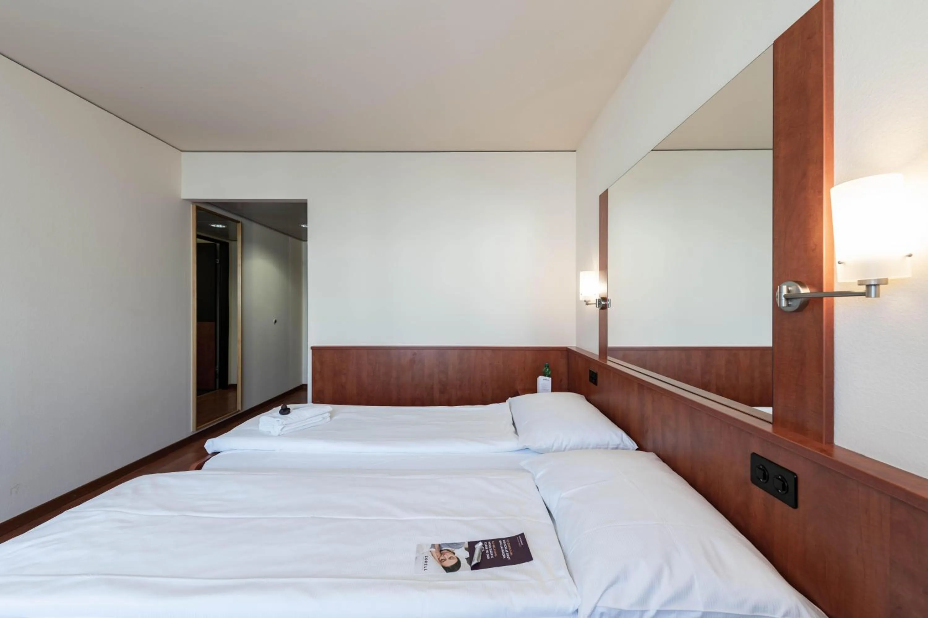 Photo of the whole room, Bed in Hotel Arte Spreitenbach