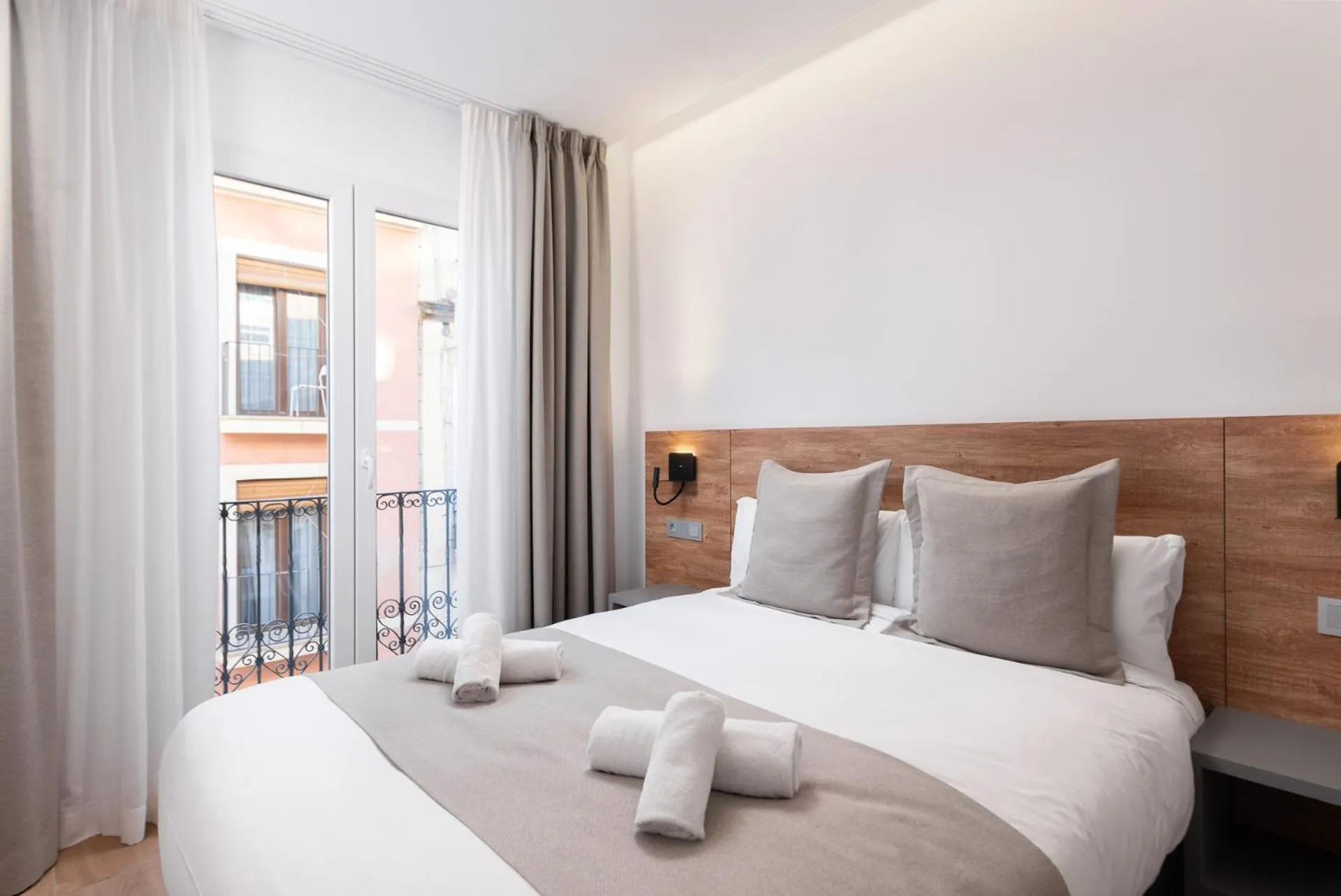 Street view, Bed in VIL5 by Be Alicante