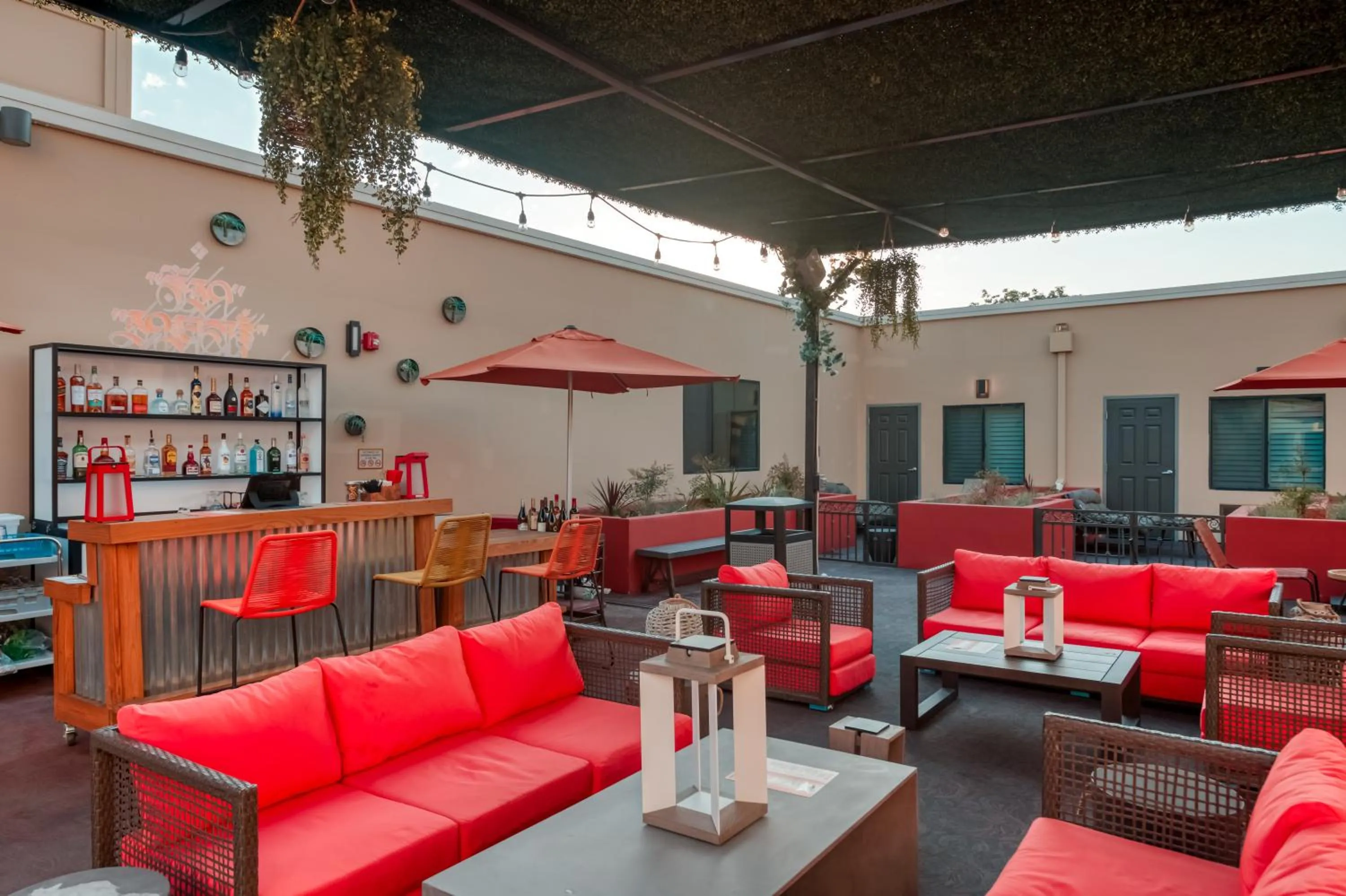 Patio in Hotel Lexen Newhall & Santa Clarita - Near Six Flags Magic Mountain