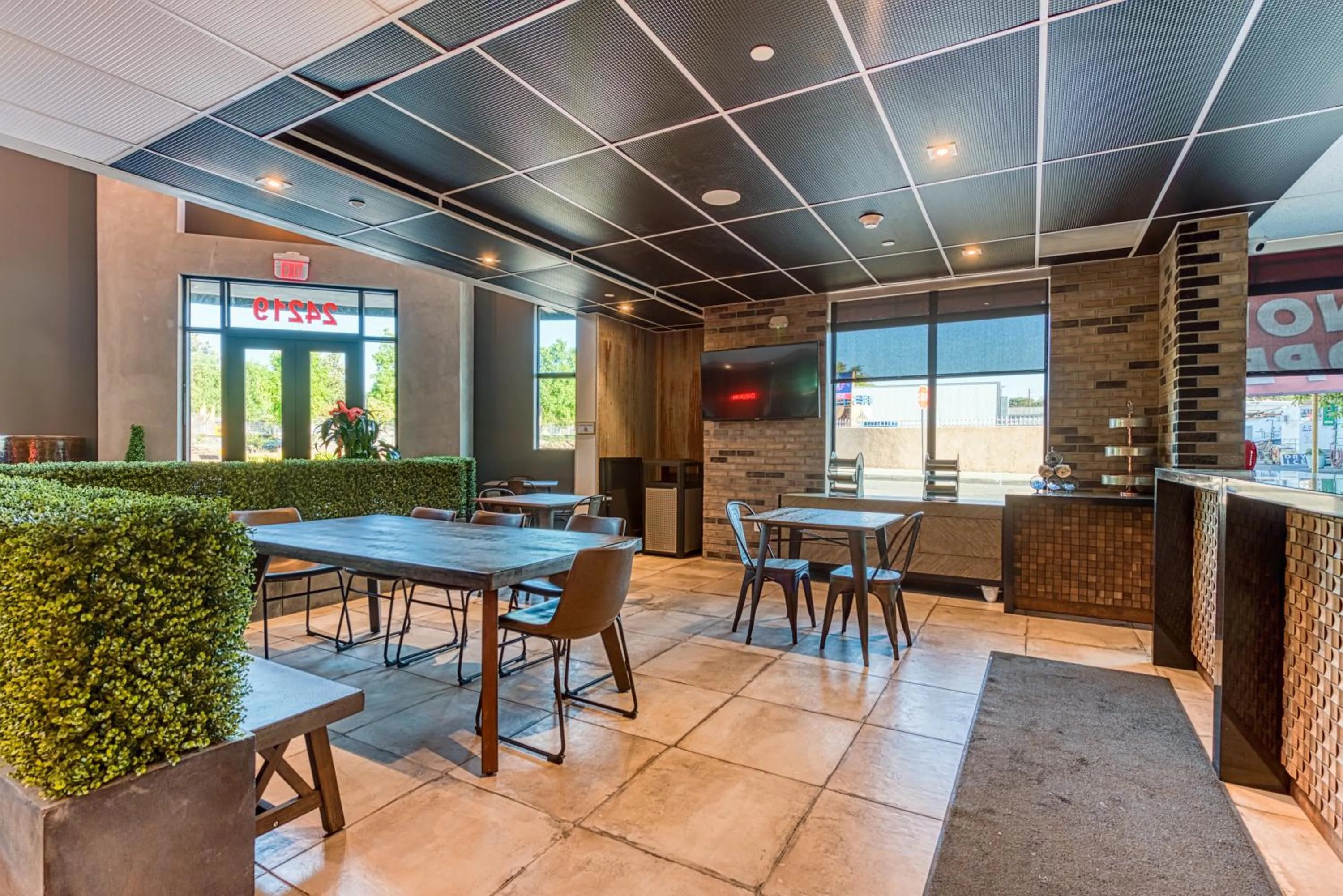 Breakfast in Hotel Lexen Newhall & Santa Clarita - Near Six Flags Magic Mountain