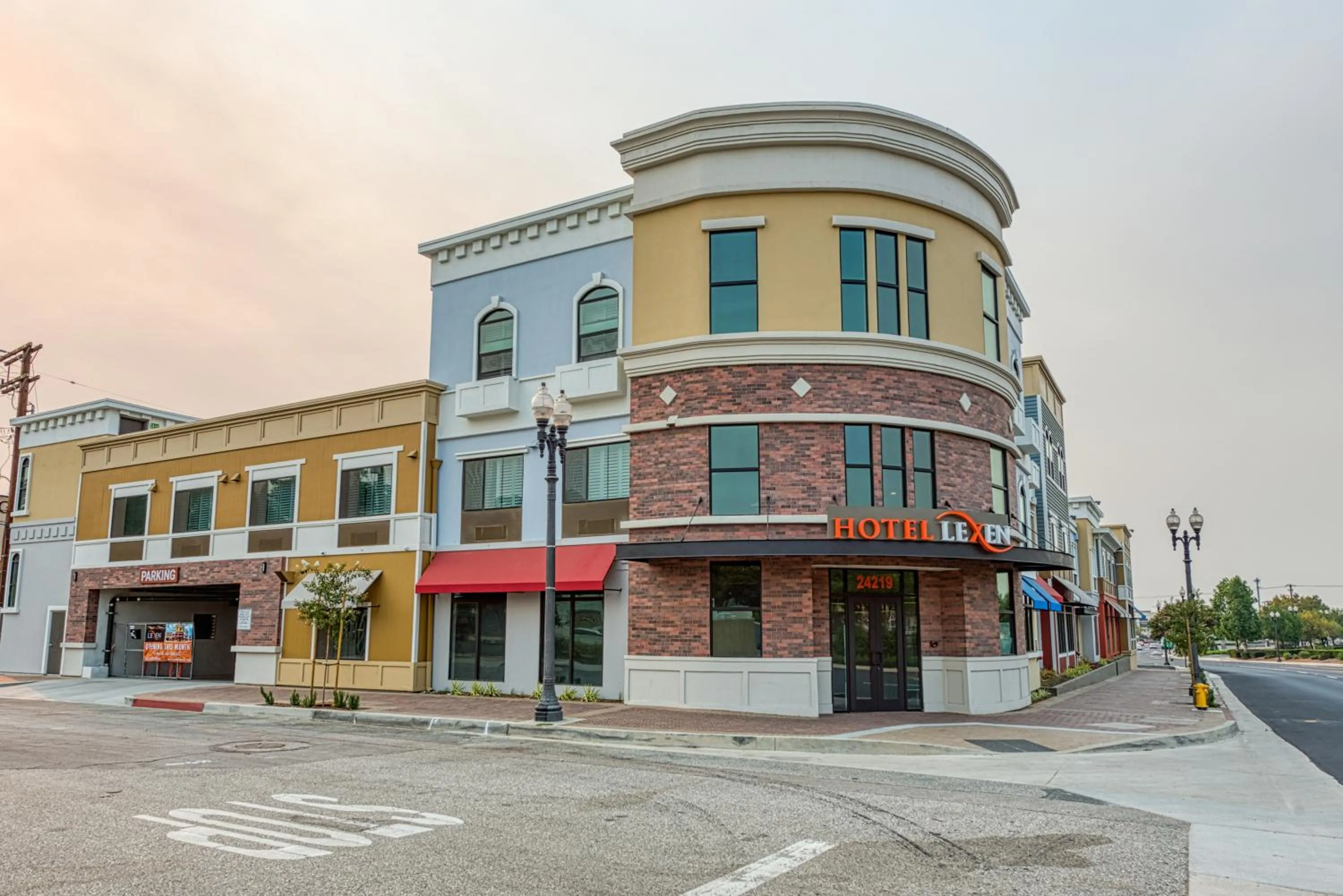 Property building in Hotel Lexen Newhall & Santa Clarita - Near Six Flags Magic Mountain