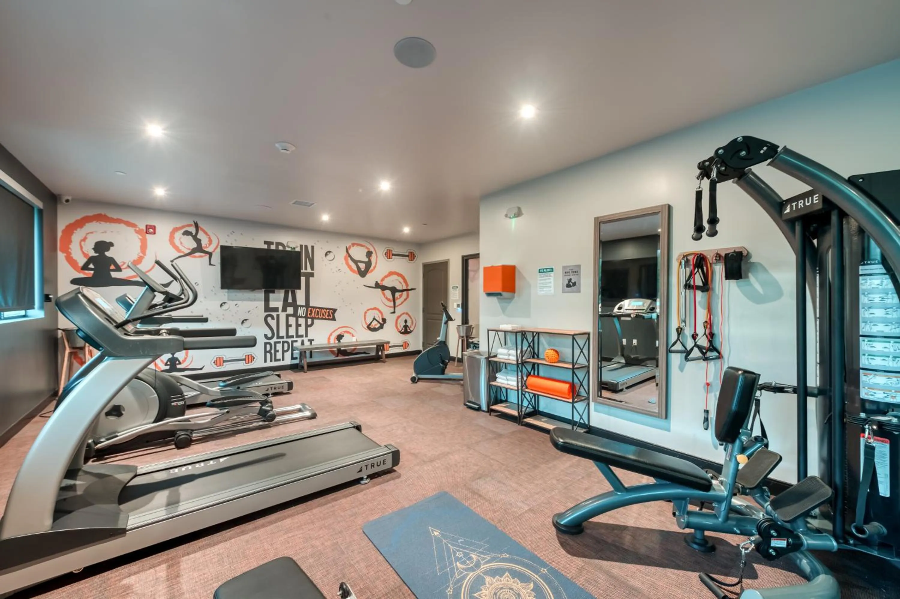 Fitness centre/facilities in Hotel Lexen Newhall & Santa Clarita - Near Six Flags Magic Mountain