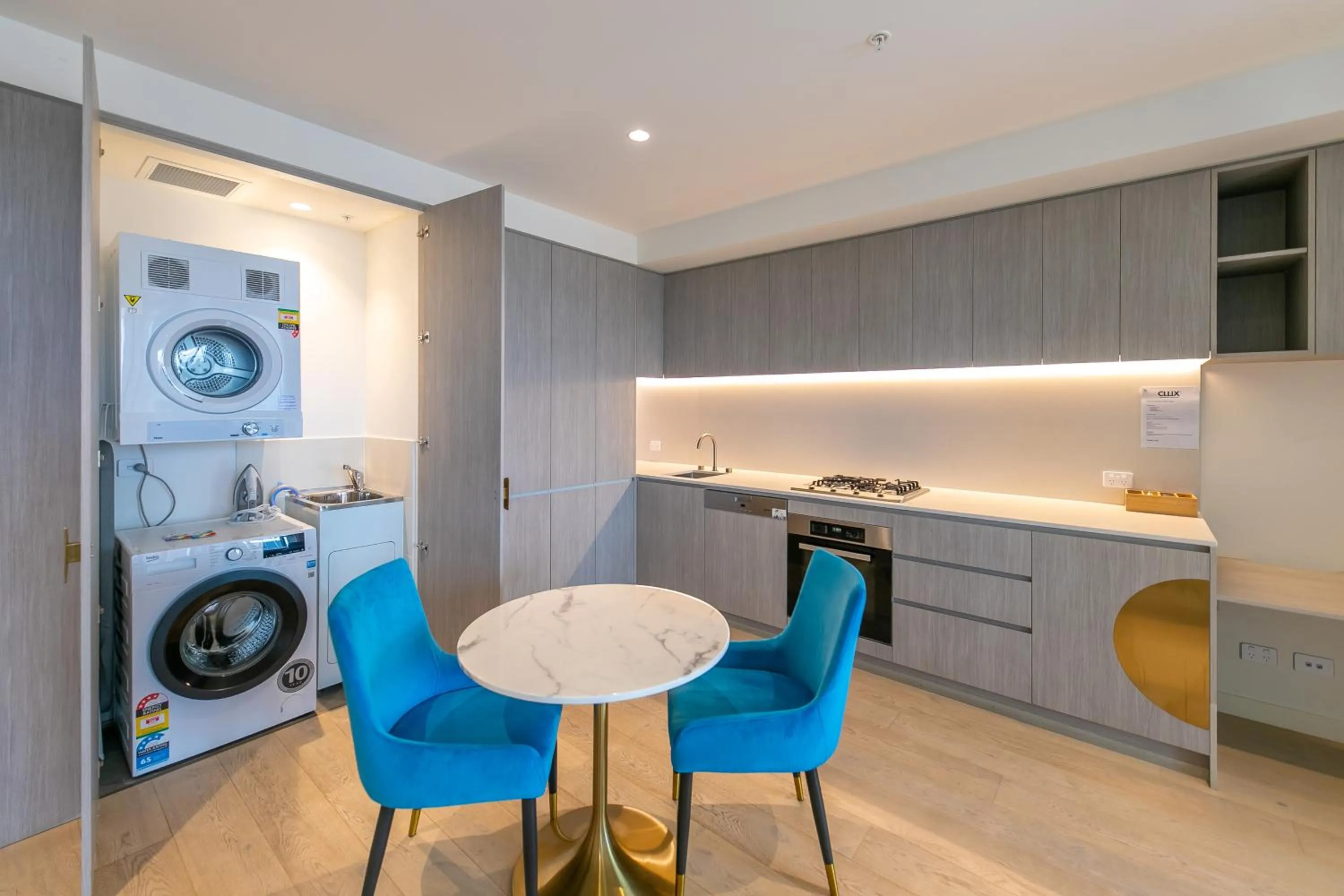 Kitchen or kitchenette in Realm Apartments by CLLIX