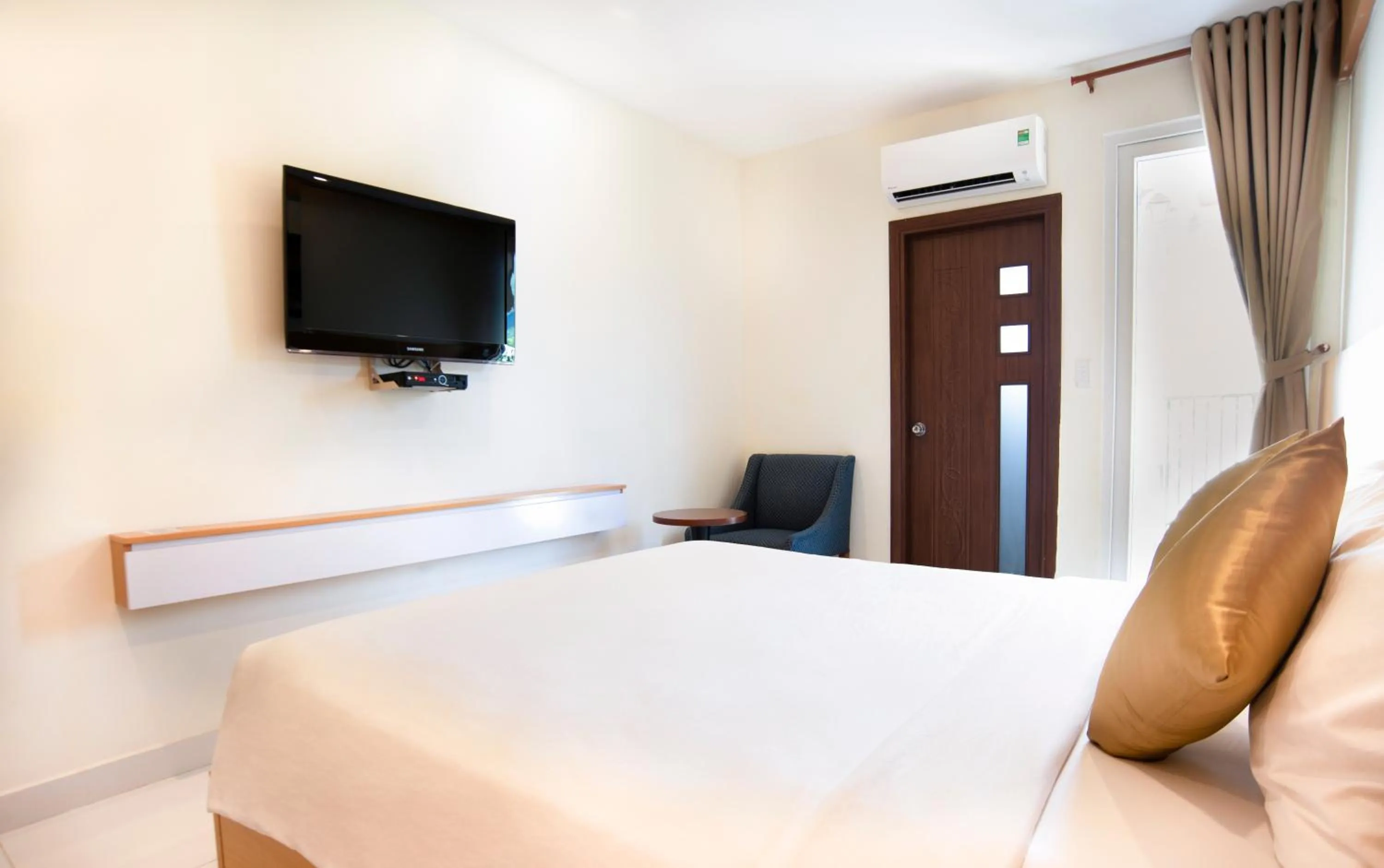 Shower, Bed in Conson Hotel