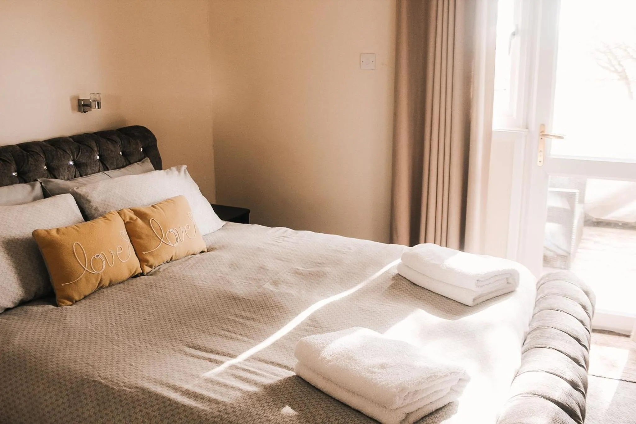 Bedroom, Bed in Keer Side Lodge, Luxury lodge with private hot tub at Pine Lake Resort