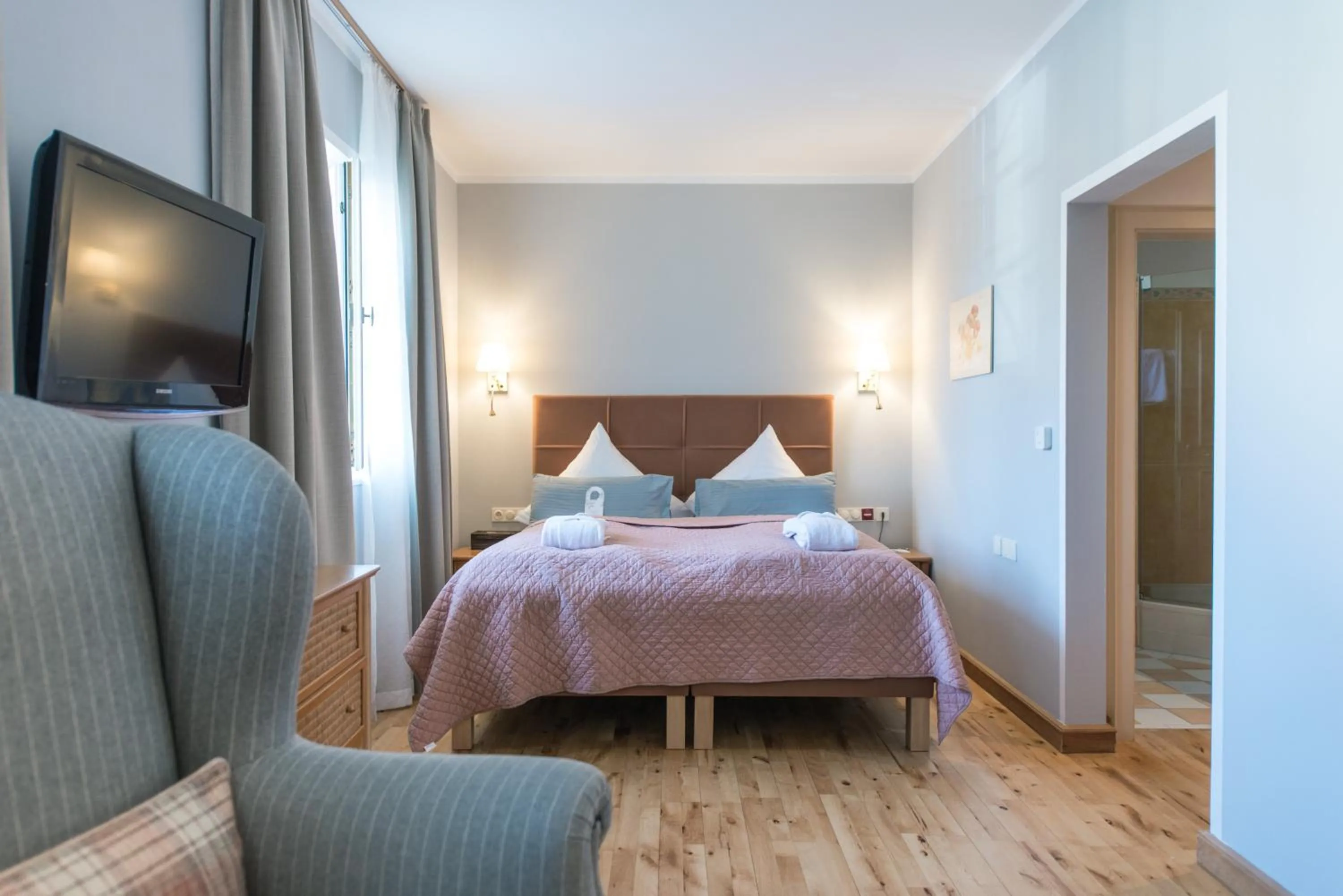 Bed in Biohotel Schlossgut Oberambach