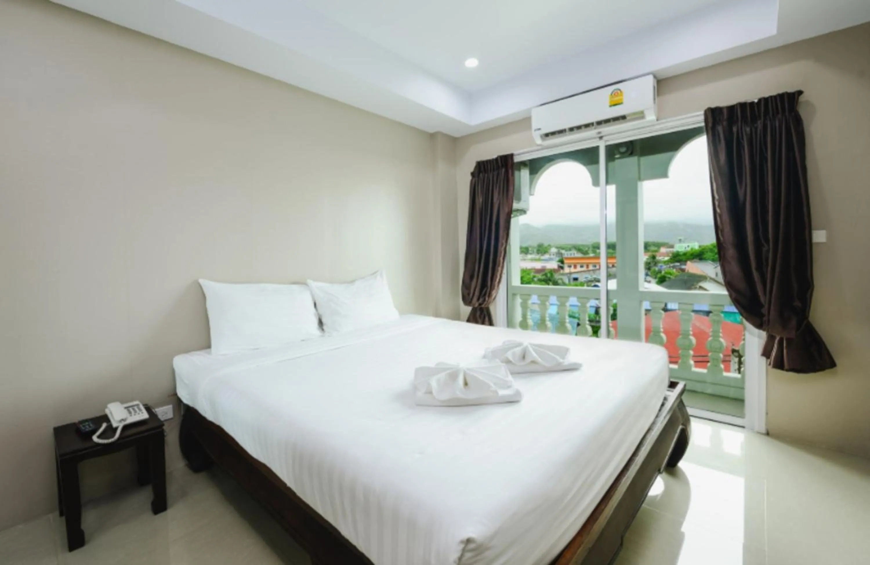 Photo of the whole room, Bed in Tyler Cherngtalay