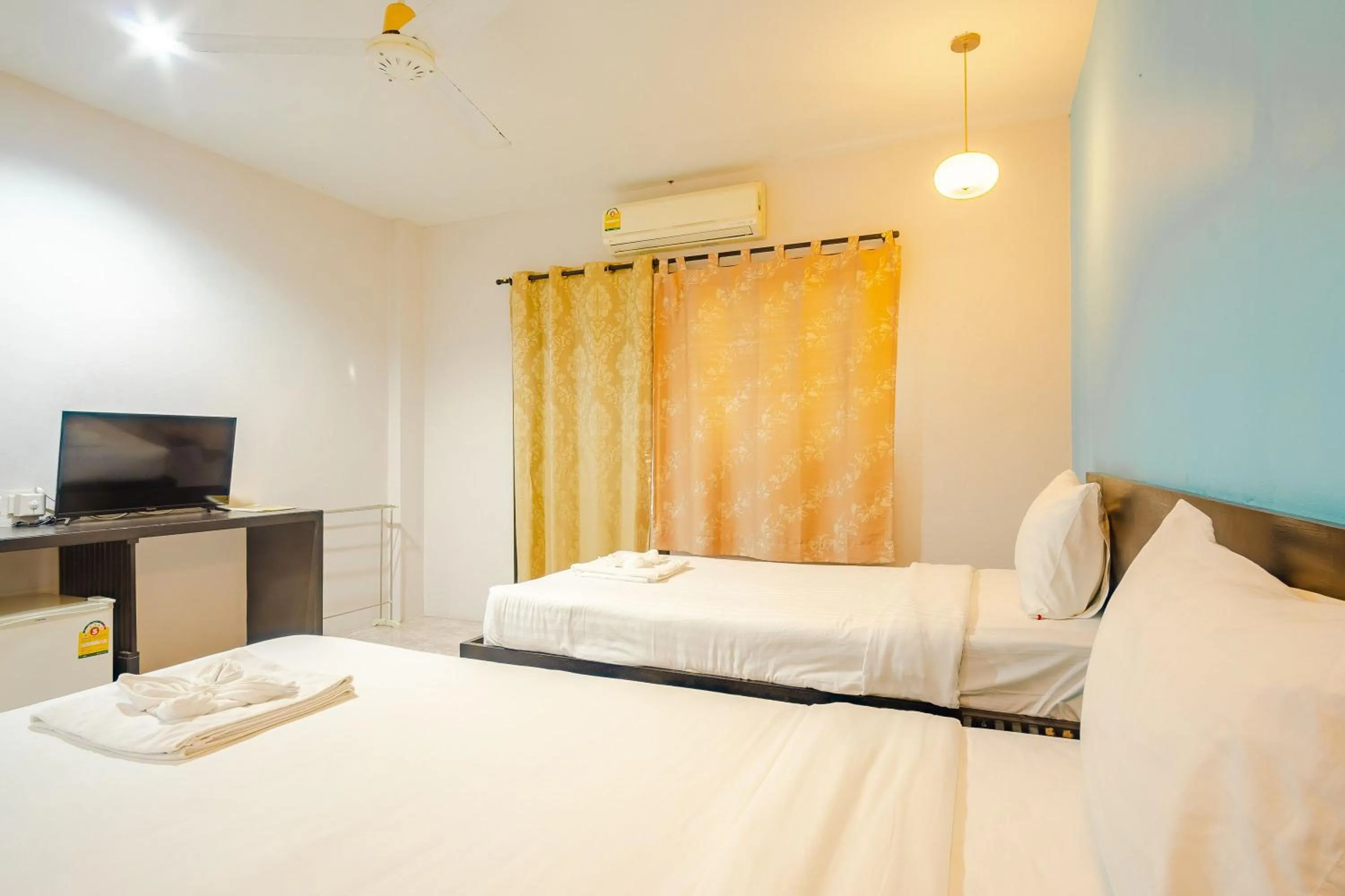 Photo of the whole room in Tyler Banpon