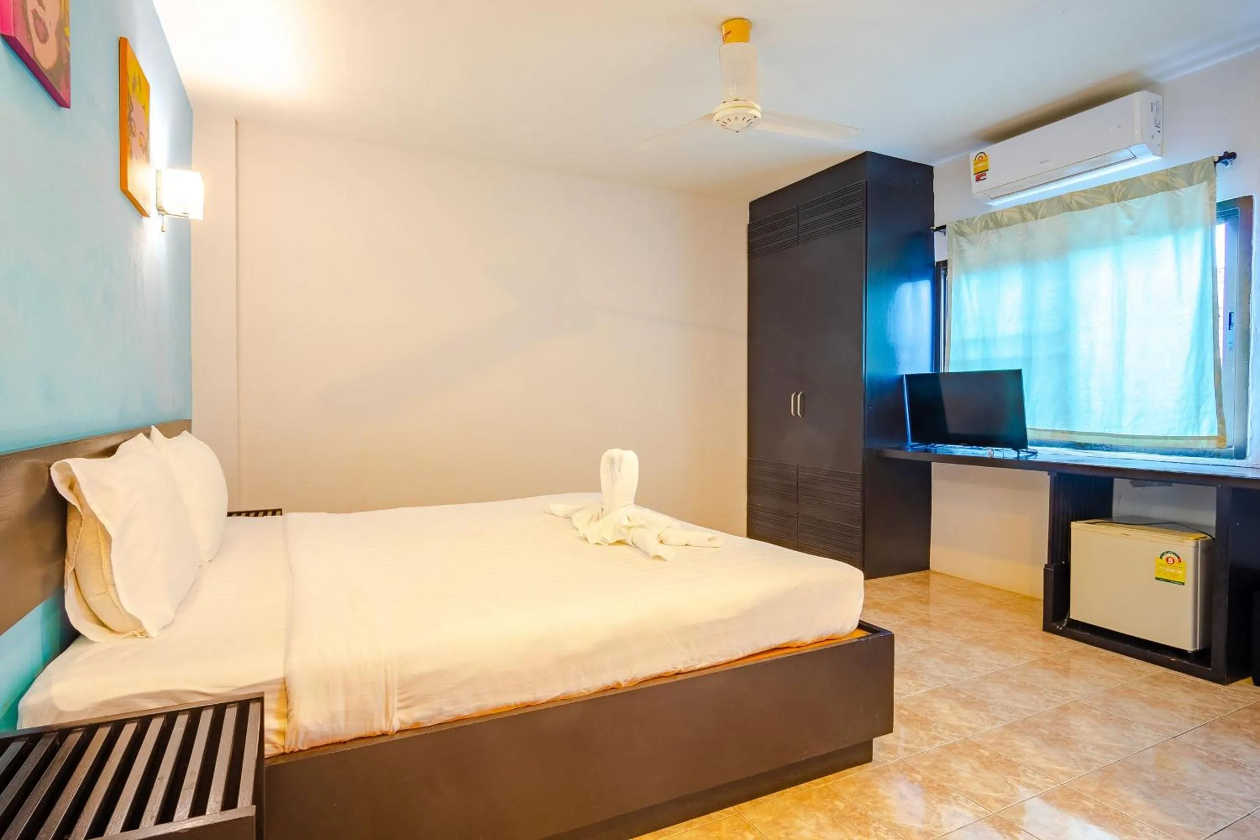 Photo of the whole room in Tyler Banpon