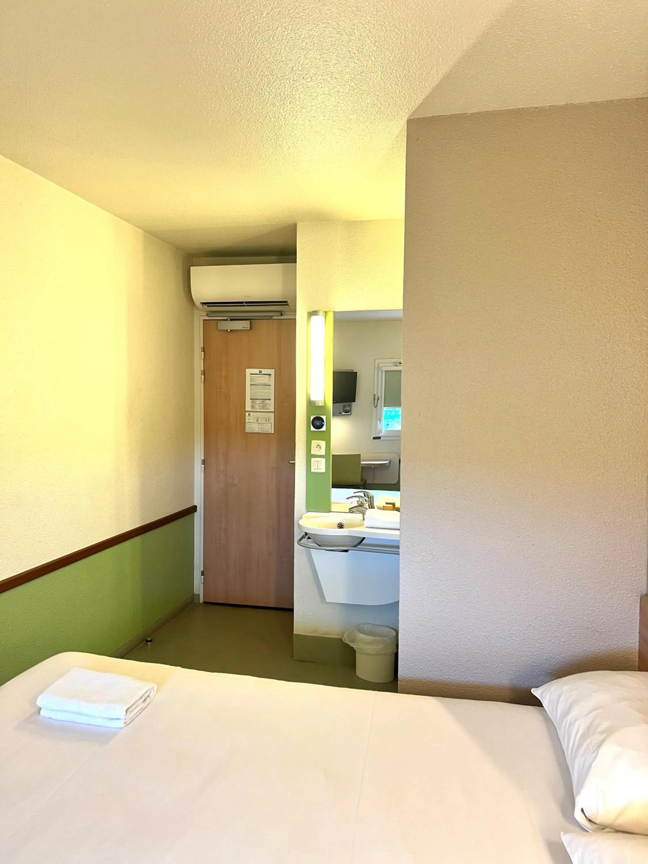 Property building, Bed in Hotel Ibis Budget Cosne Sur Loire