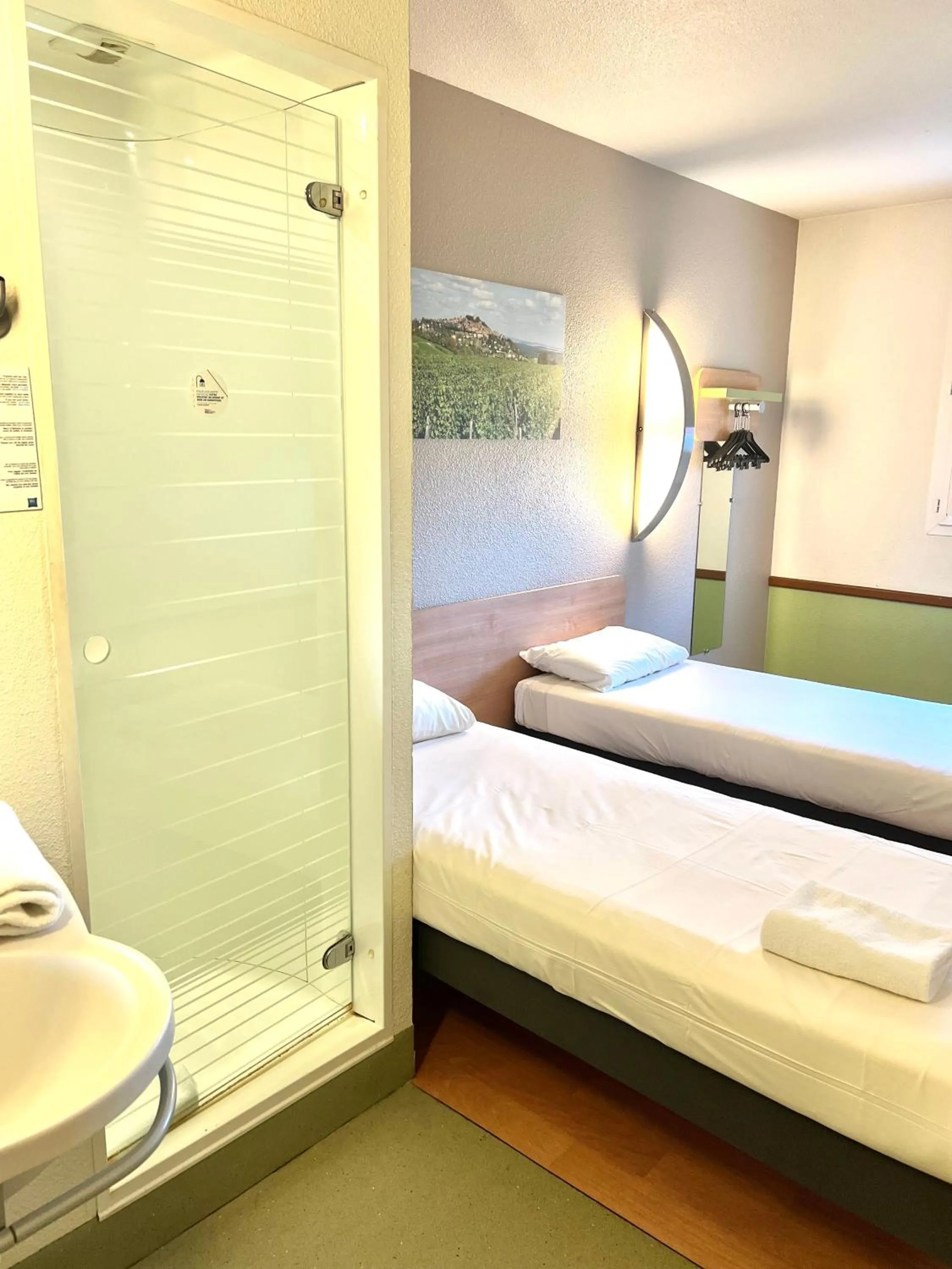 Shower, Bed in Hotel Ibis Budget Cosne Sur Loire