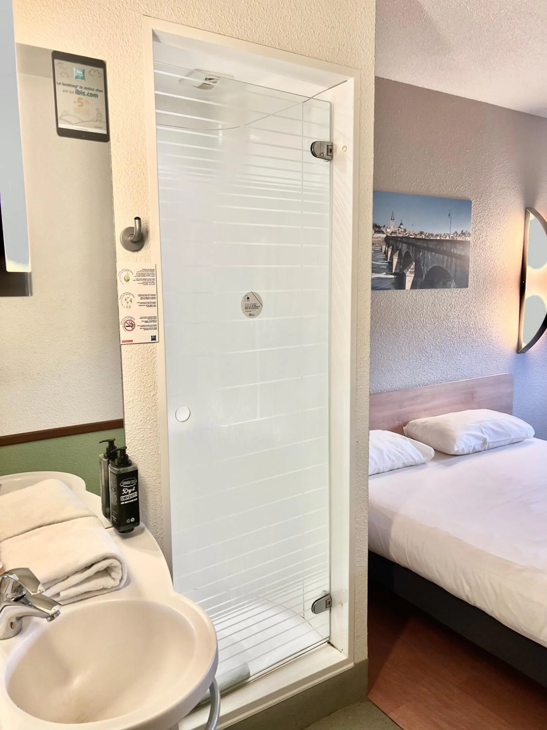 Bathroom, Bed in Hotel Ibis Budget Cosne Sur Loire