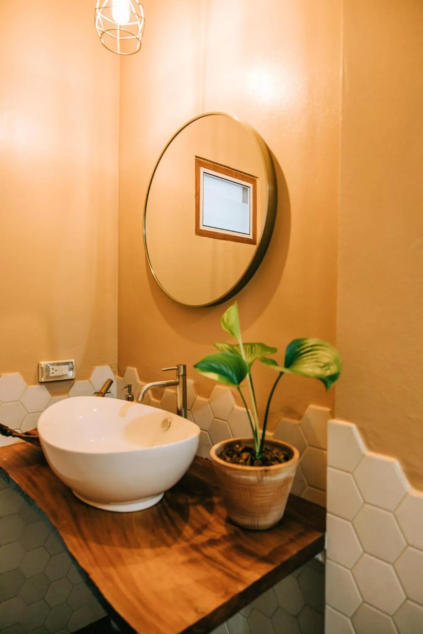 Bathroom in Banya BnB ที่พักบ้านย่าบีแอนด์บี เมืองประจวบฯ