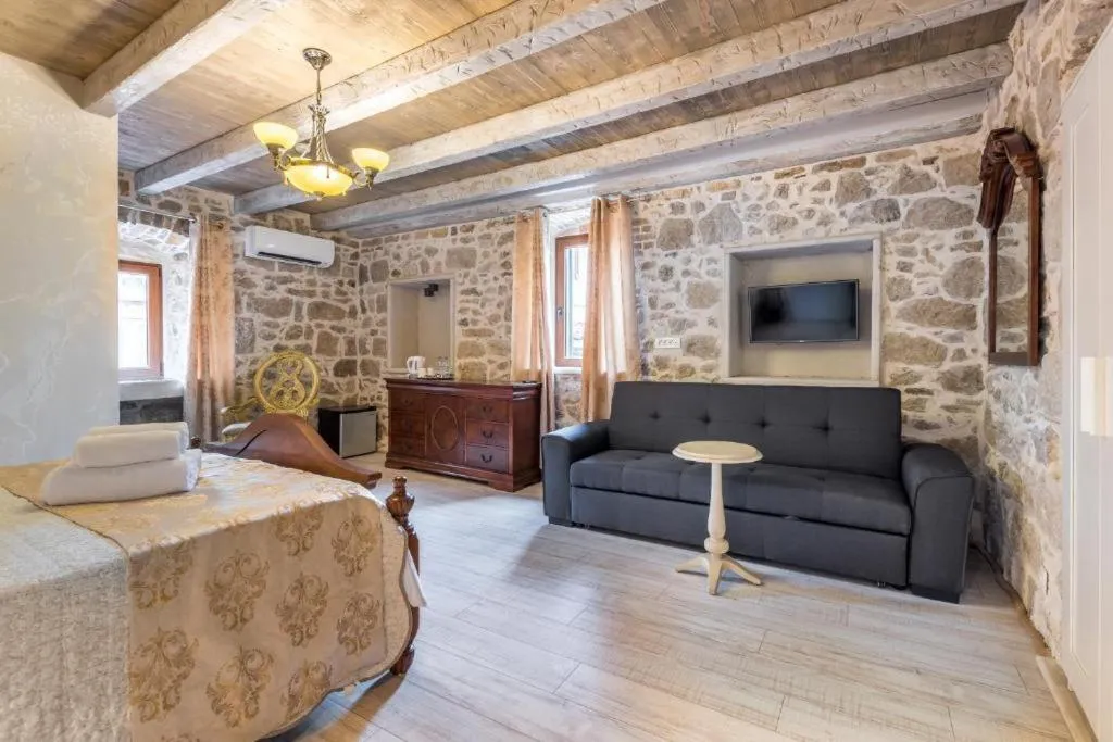 TV and multimedia in Historic Plaza Varos Split