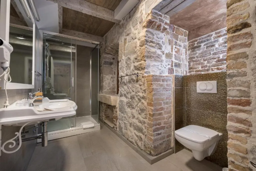 Shower in Historic Plaza Varos Split