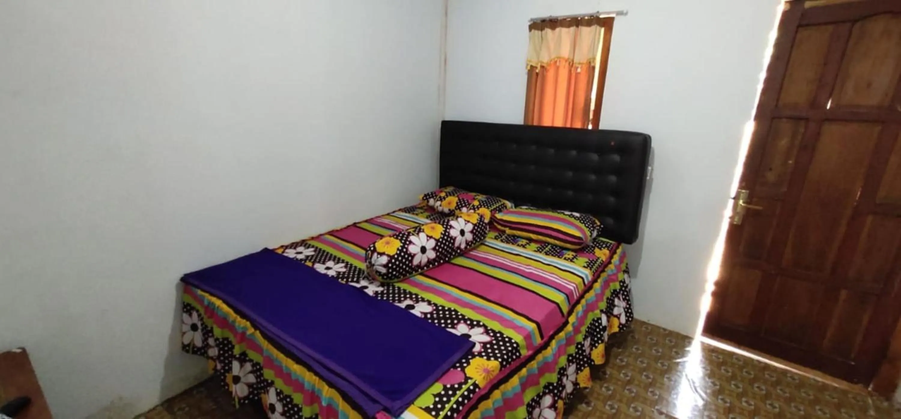 Photo of the whole room, Bed in Limasan Mbah Darmo