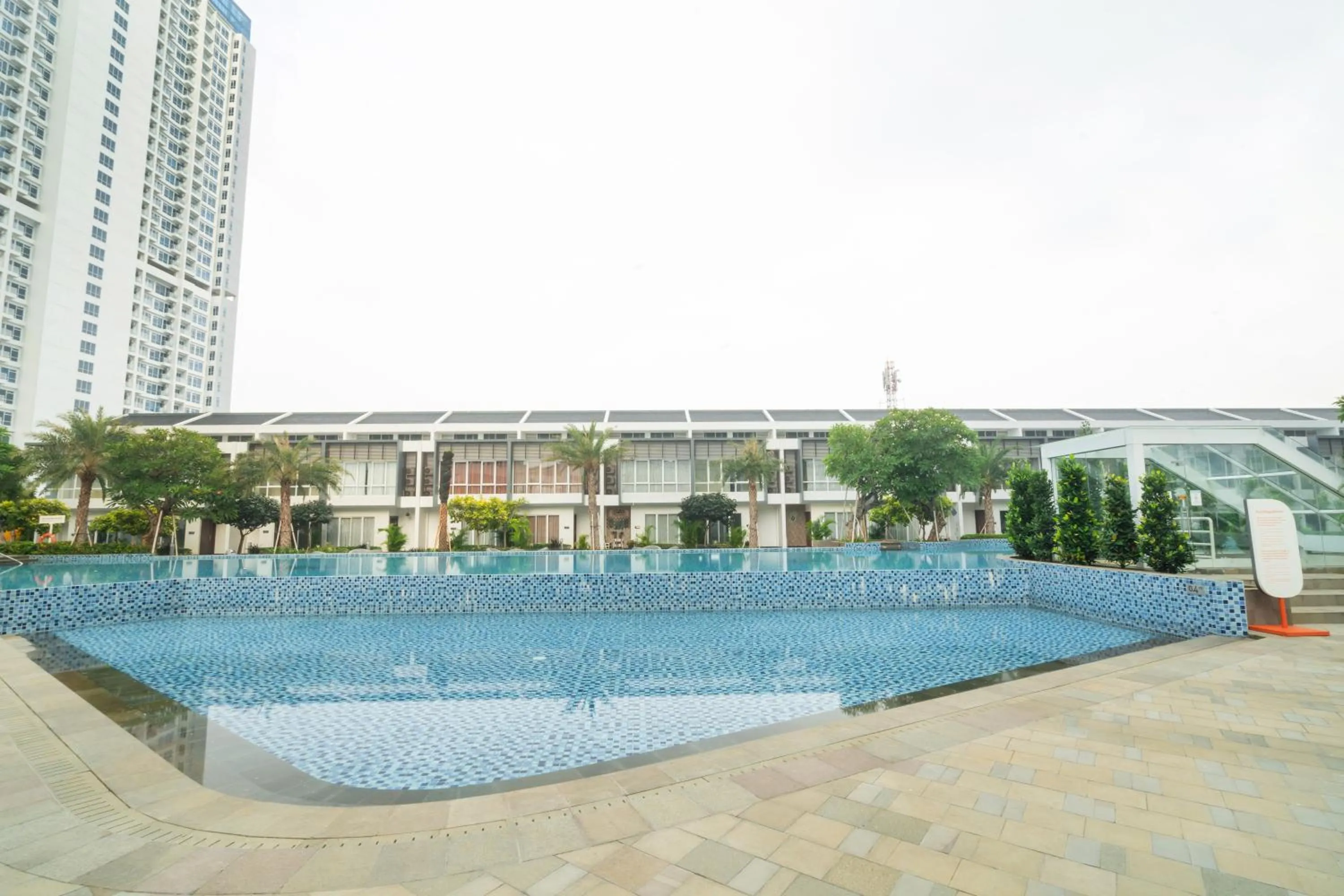 Swimming pool in Harris Suites Puri Mansion
