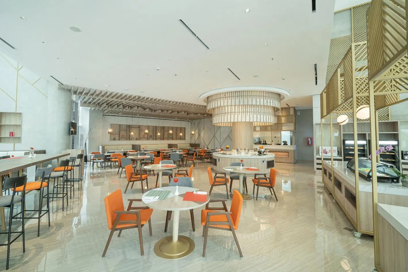 Restaurant/places to eat in Harris Suites Puri Mansion