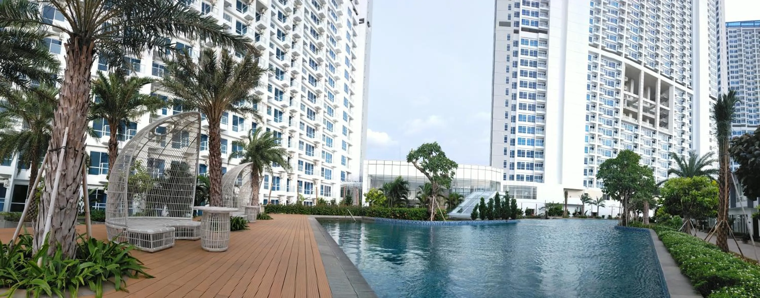 Swimming pool in Harris Suites Puri Mansion