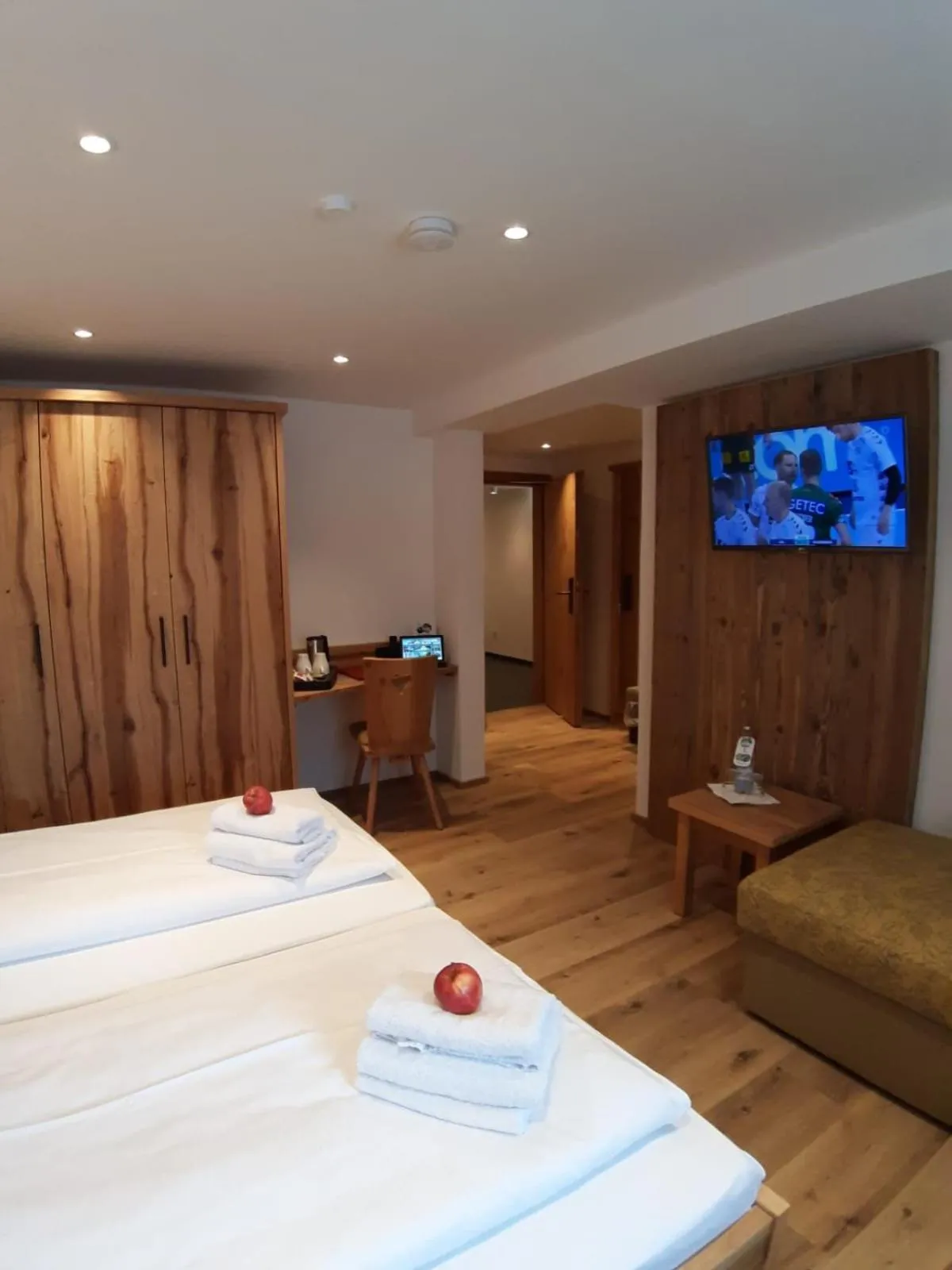 TV and multimedia, Bed in DEVA Hotel Alpenglück