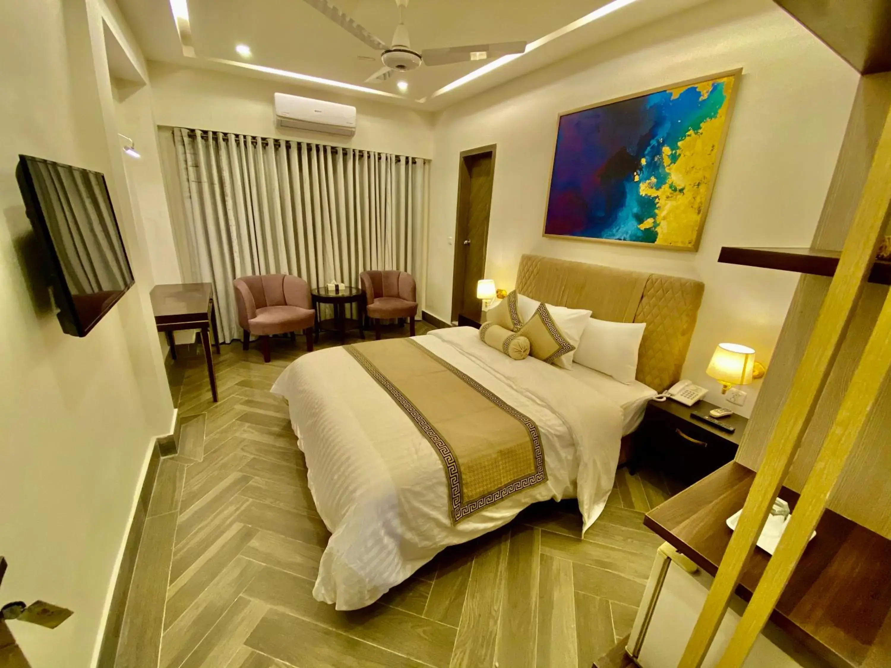 Queen Room - single occupancy in Shelton's Ambassador Queen Room - single occupancy in Shelton's Ambassador