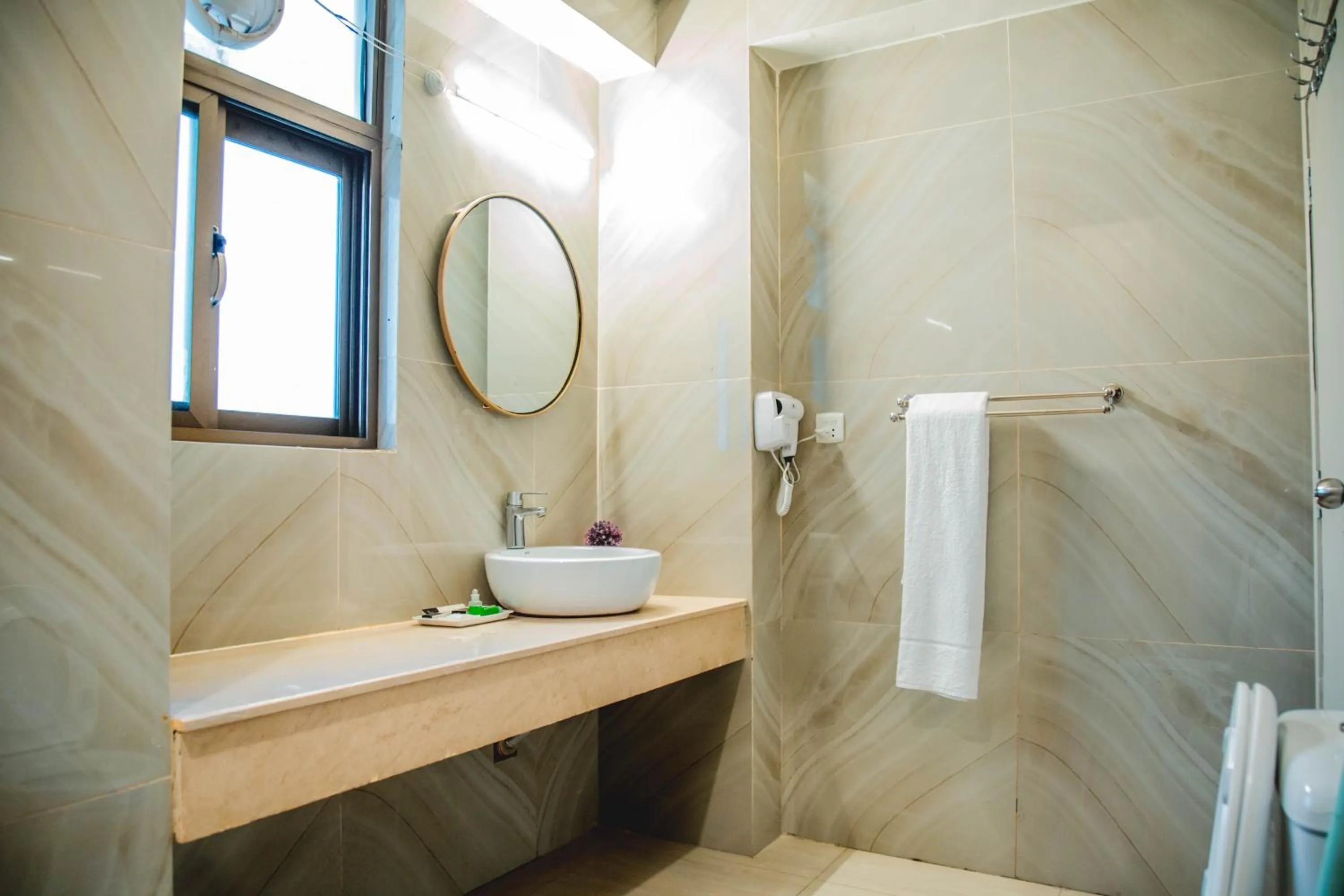 Bathroom in Shelton's Ambassador