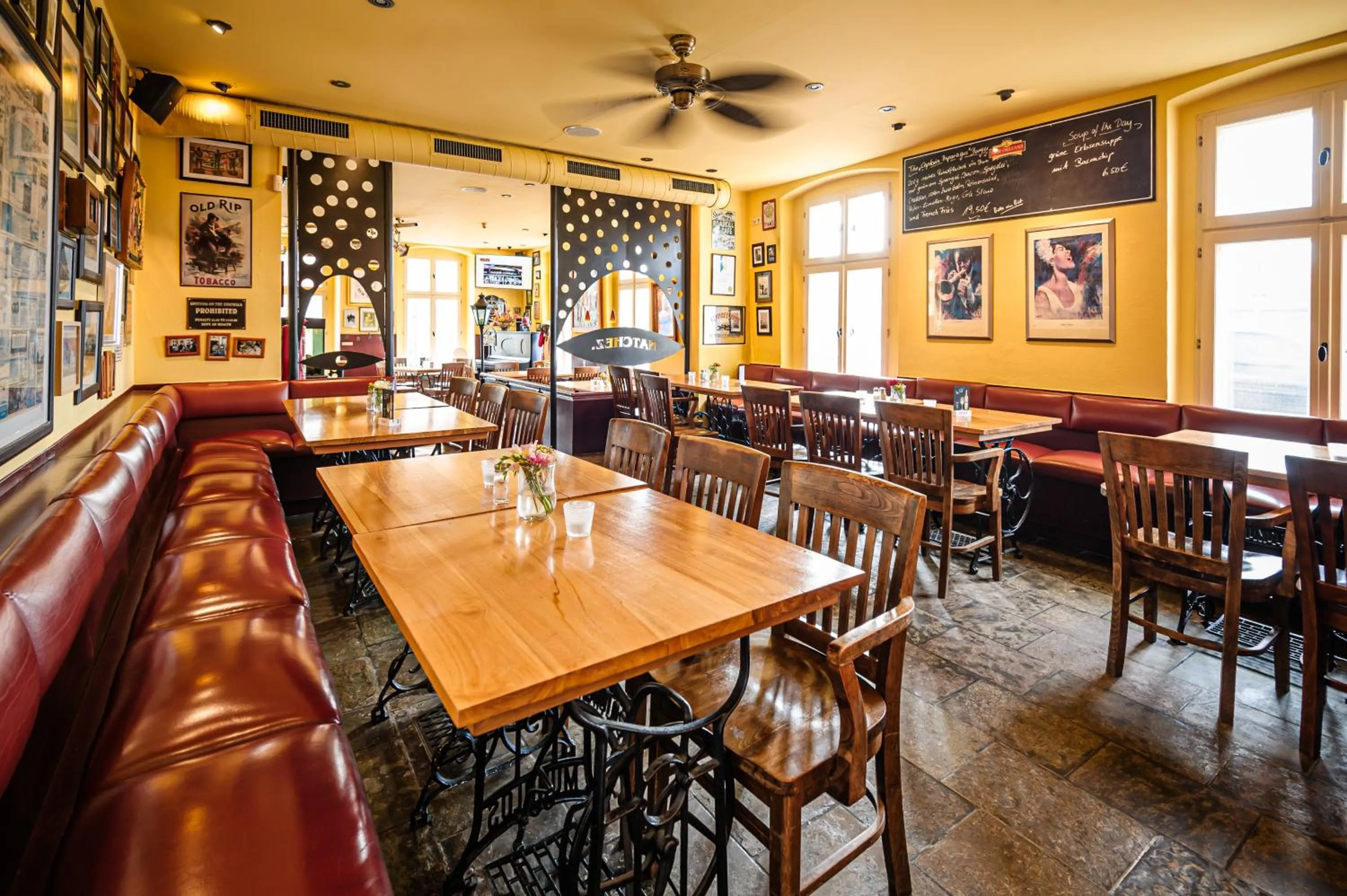 Restaurant/places to eat in Hotel New Orleans