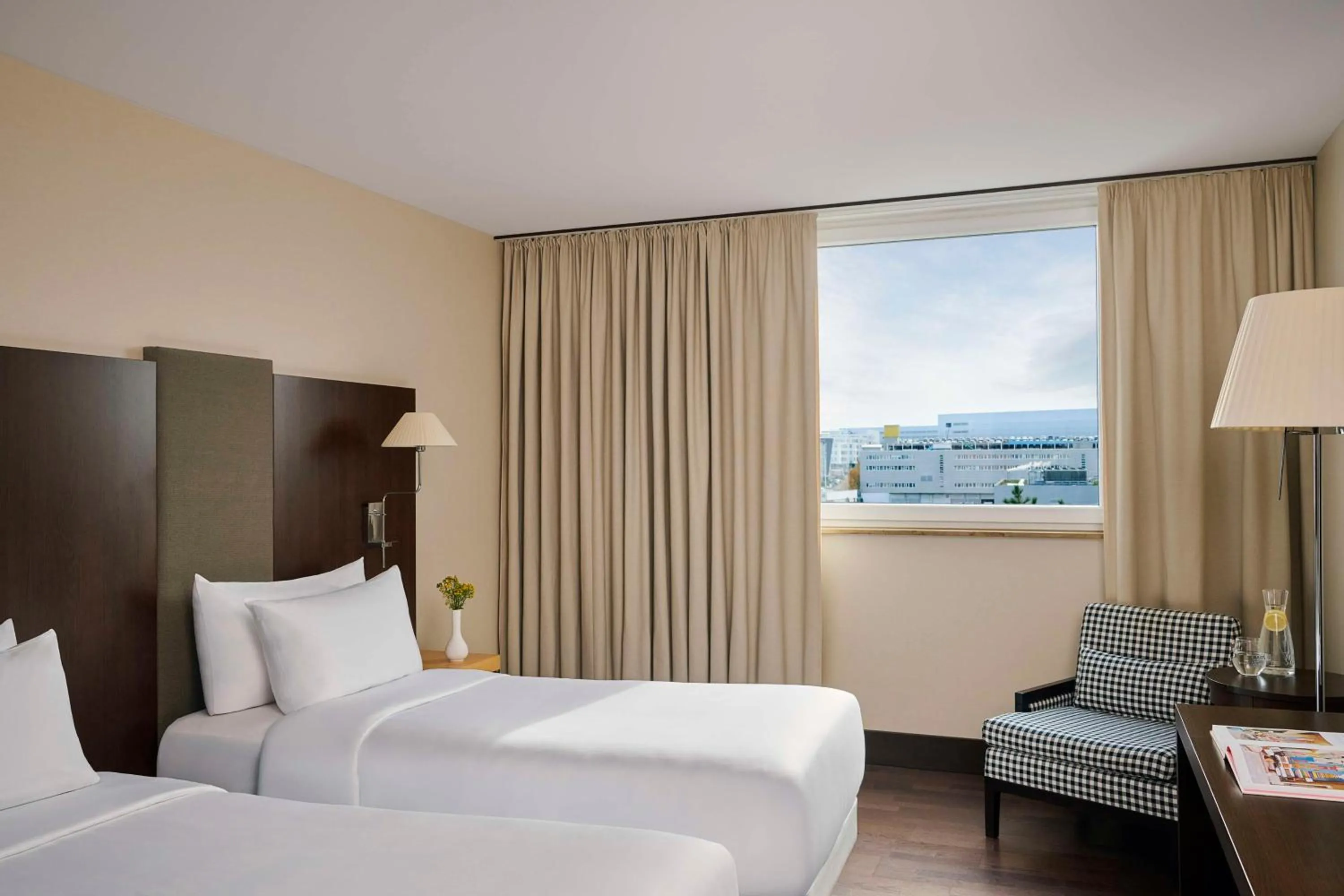 Bedroom, Bed in NH Stuttgart Airport