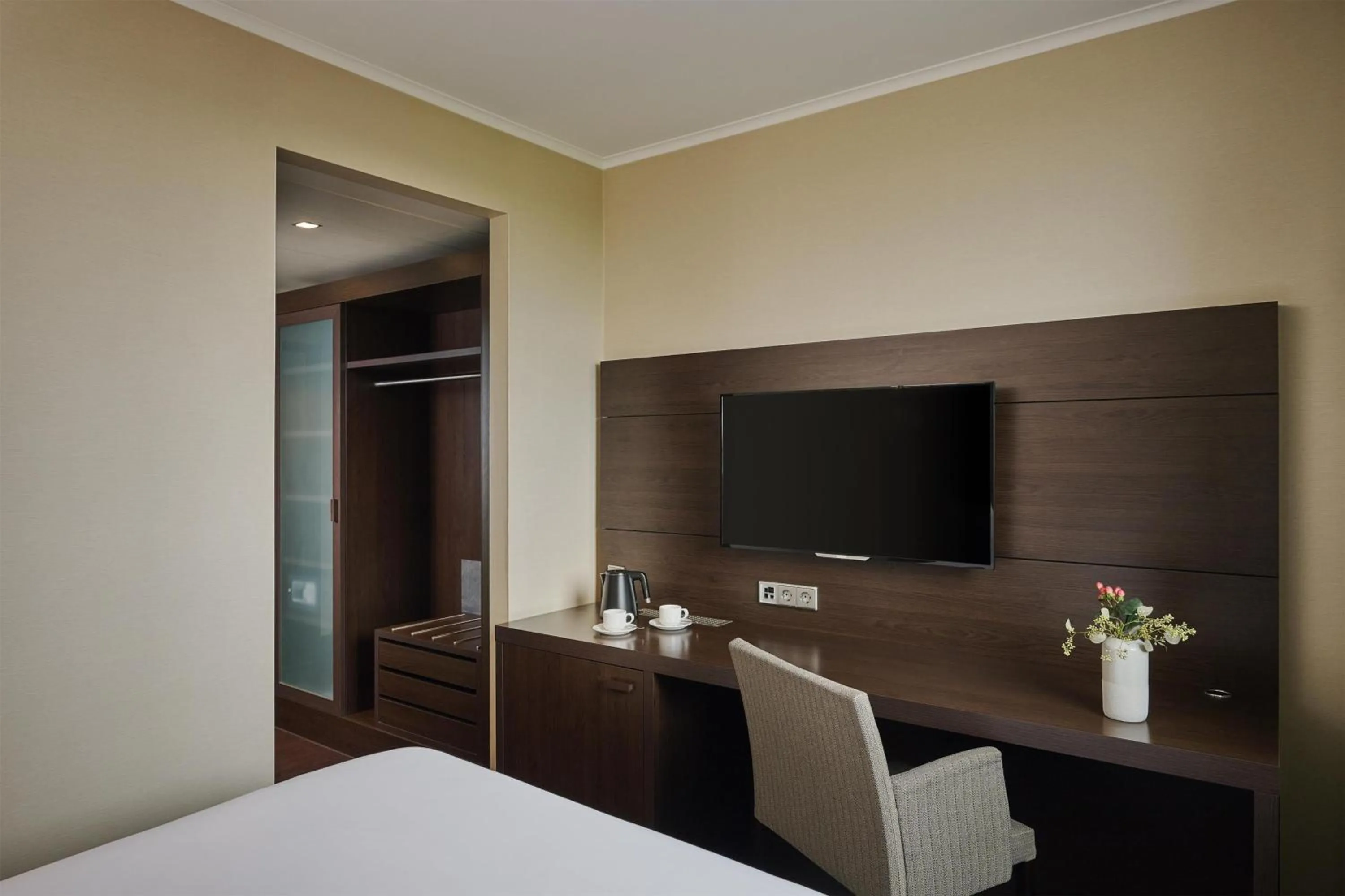 Bedroom, Bed in NH Stuttgart Airport