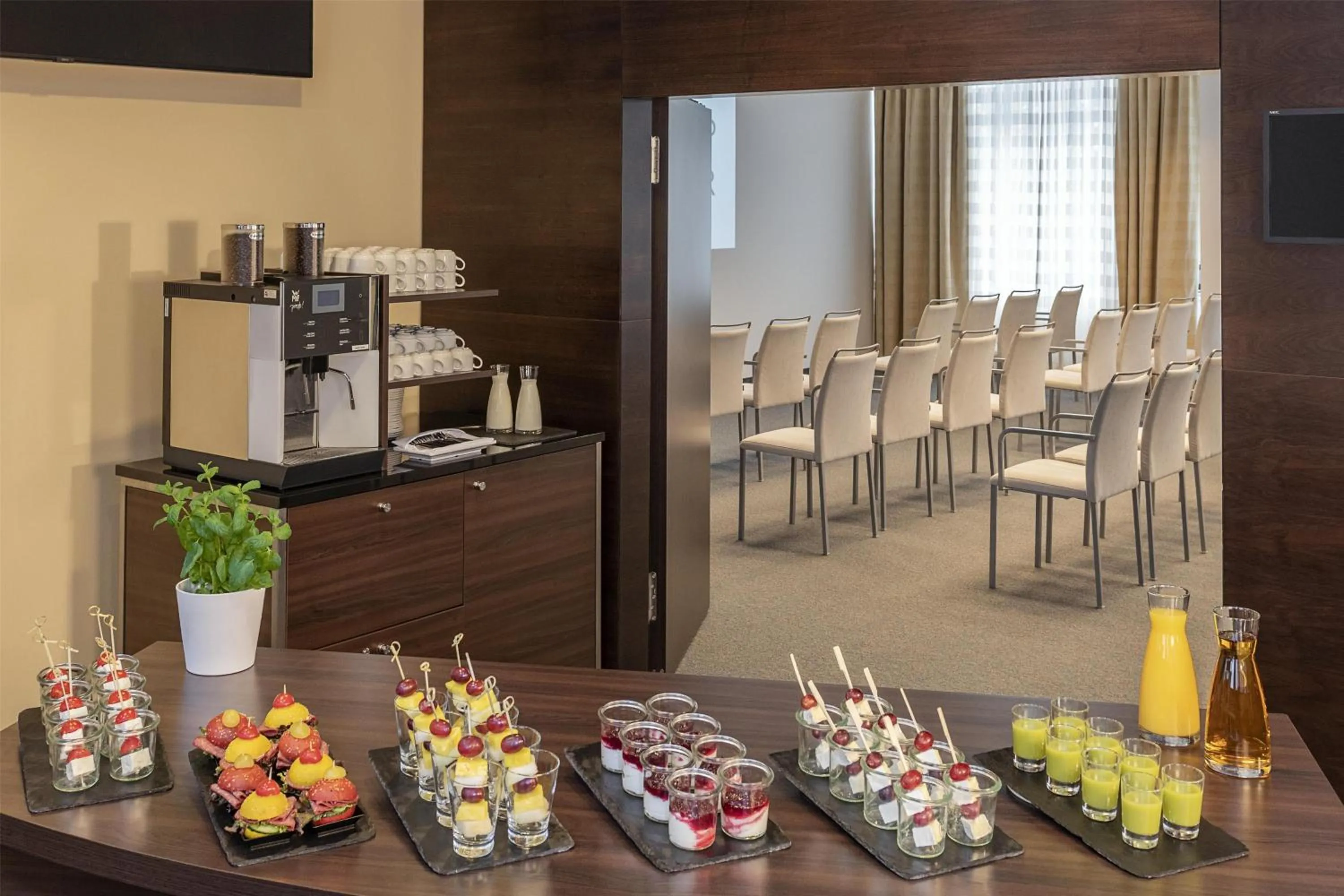 Restaurant/places to eat in NH Stuttgart Airport