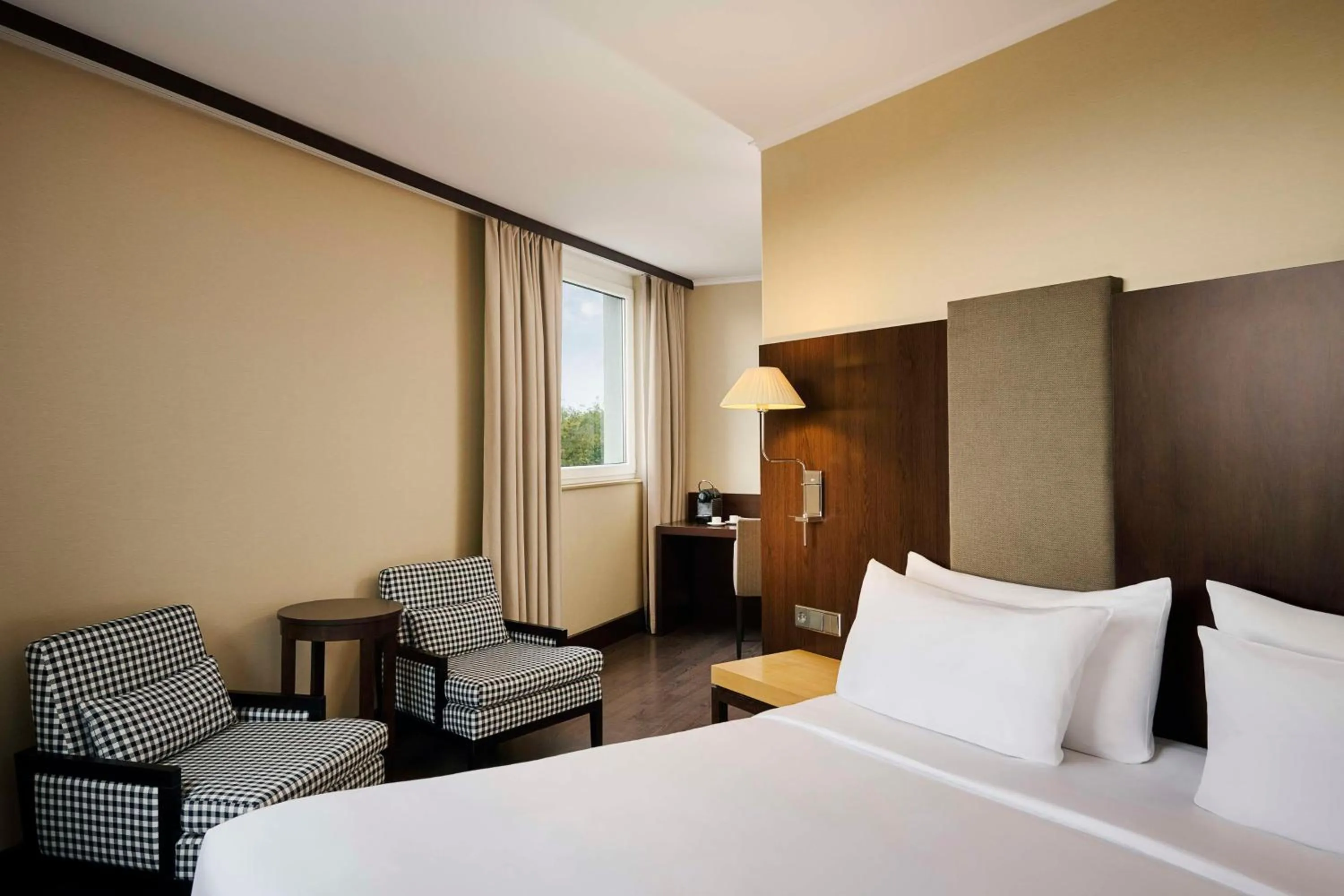 Bedroom, Bed in NH Stuttgart Airport