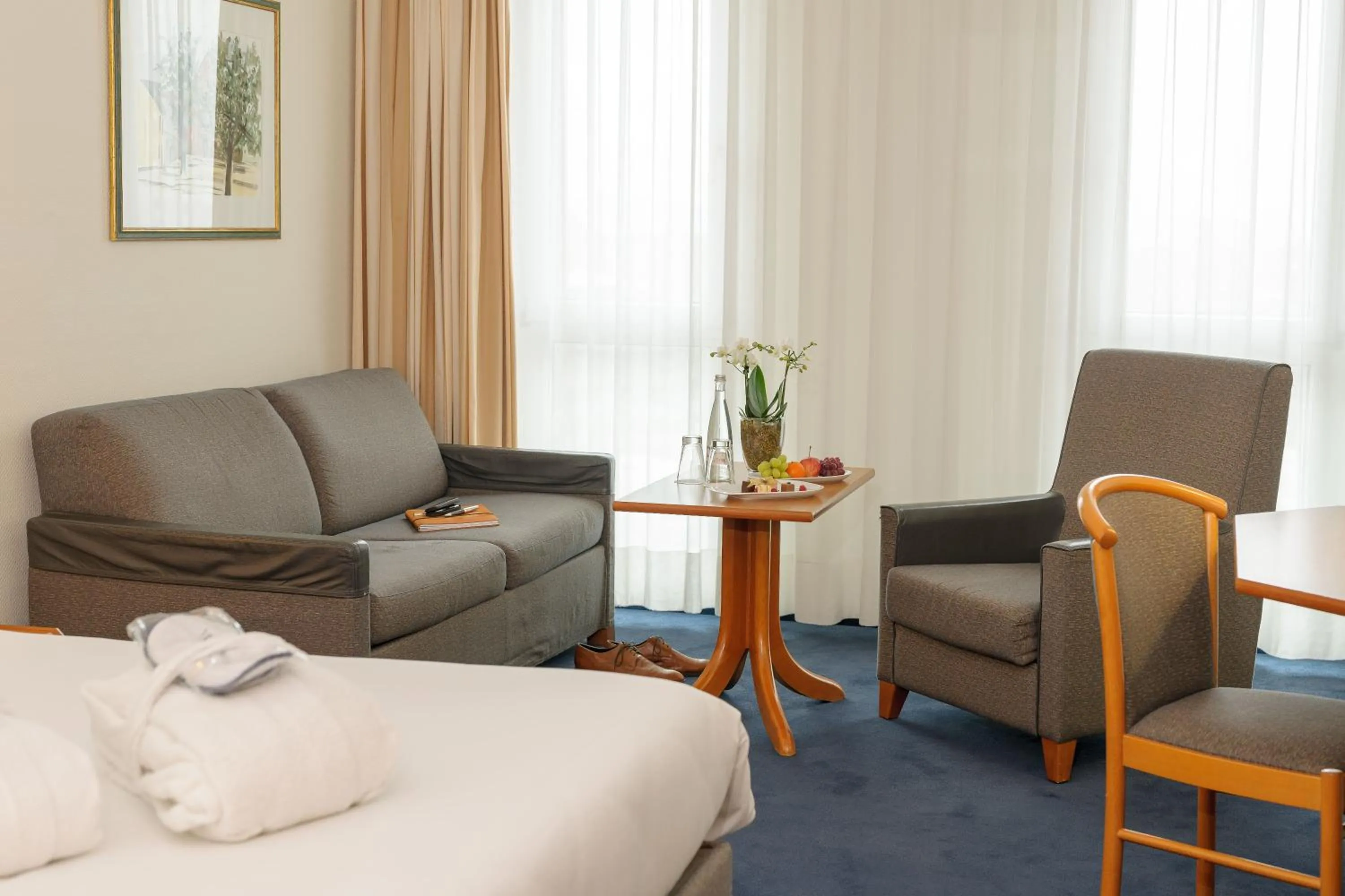 Living room, Bed in Novotel Freiburg am Konzerthaus