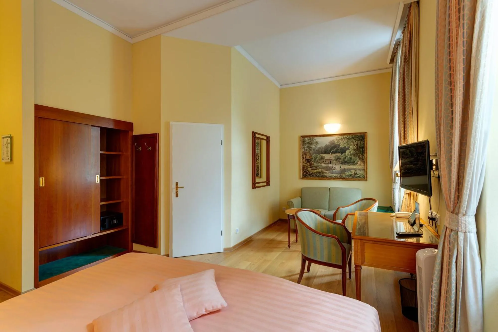 Photo of the whole room, Bed in Schloss Lübbenau