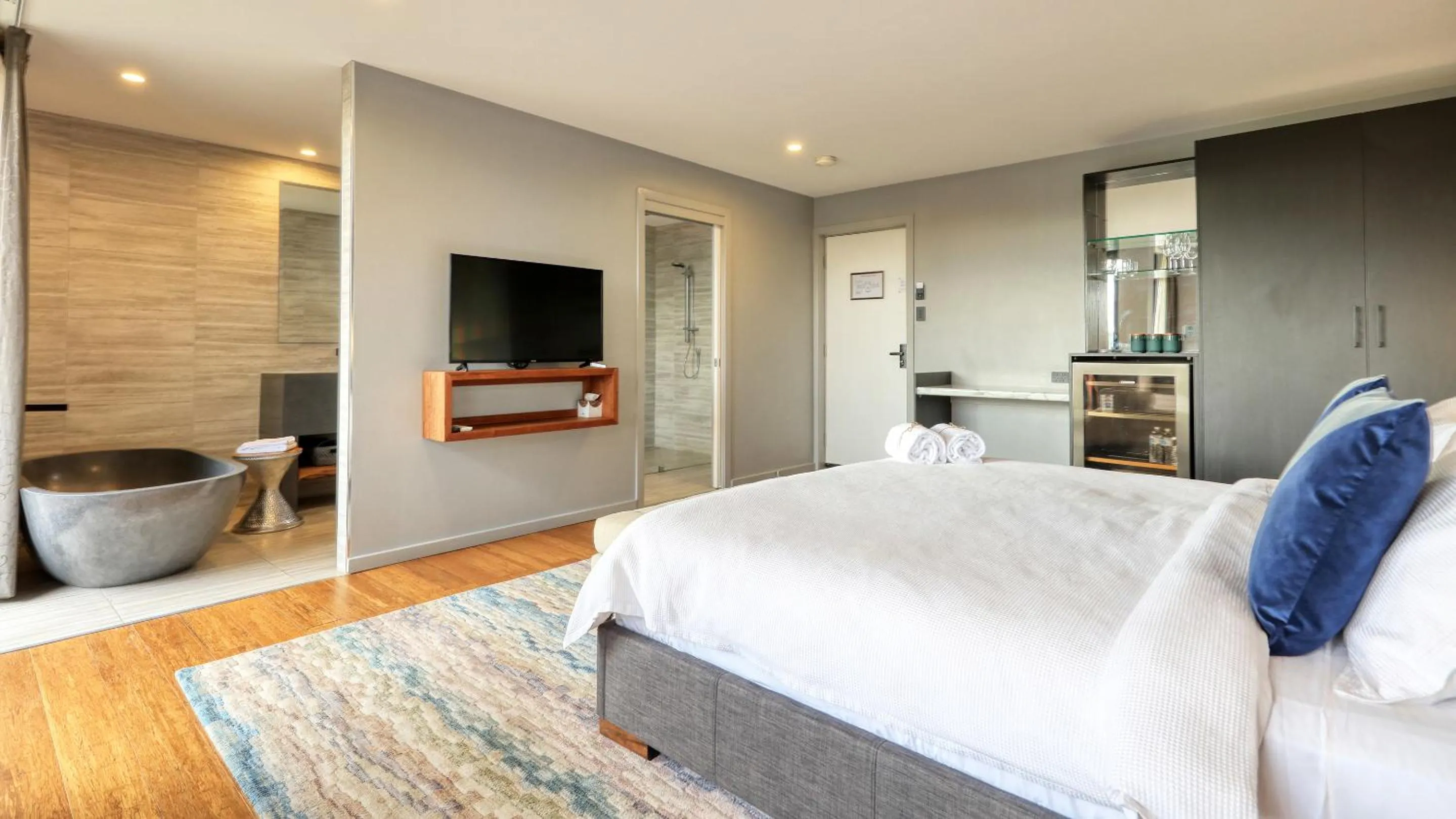 TV and multimedia, Bed in Blue Jacket Motel