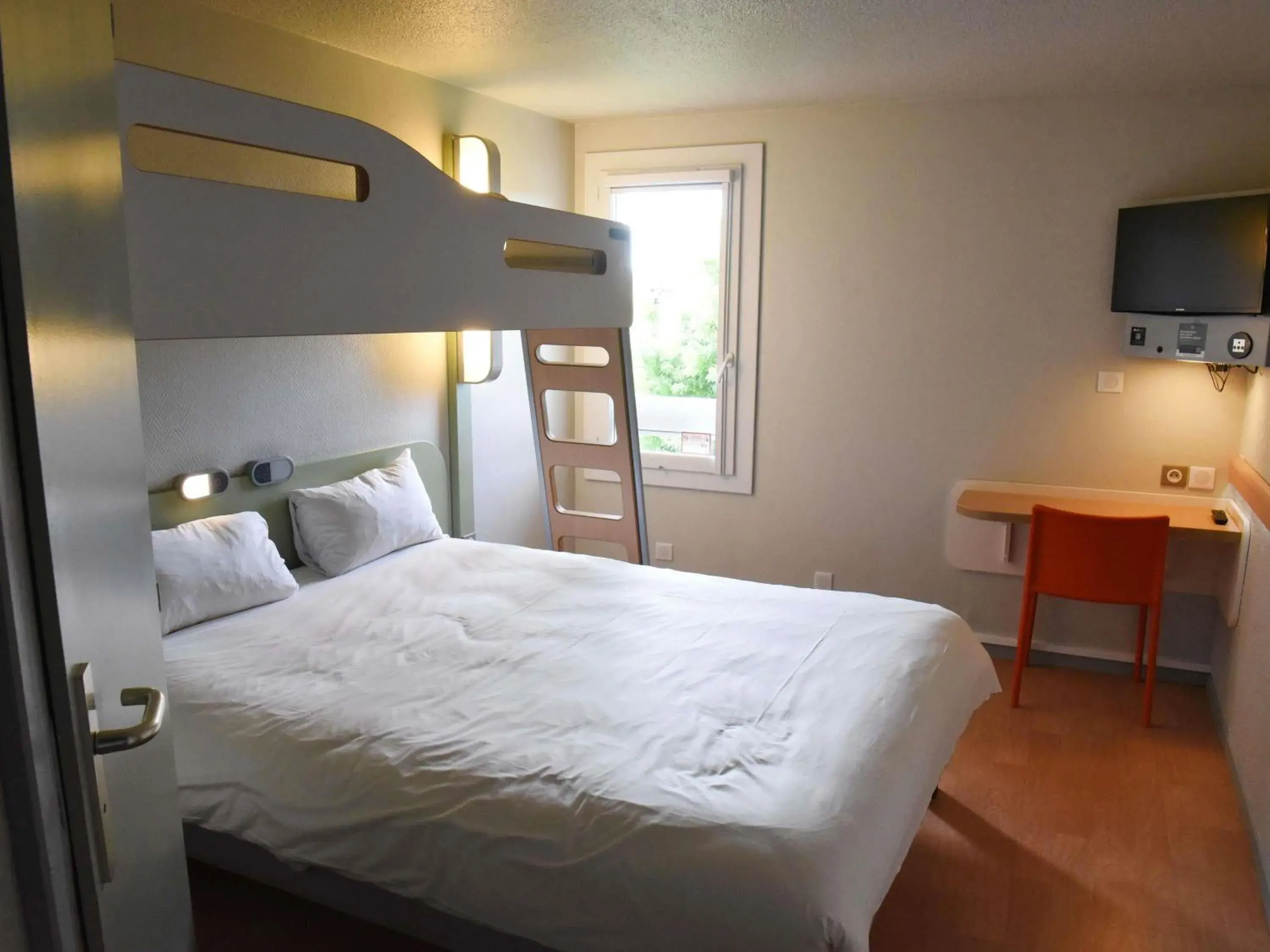 Triple Room with One Double Bed and One Bunk Bed in Hotel ibis Budget Laval Triple Room with One Double Bed and One Bunk Bed in Hotel ibis Budget Laval