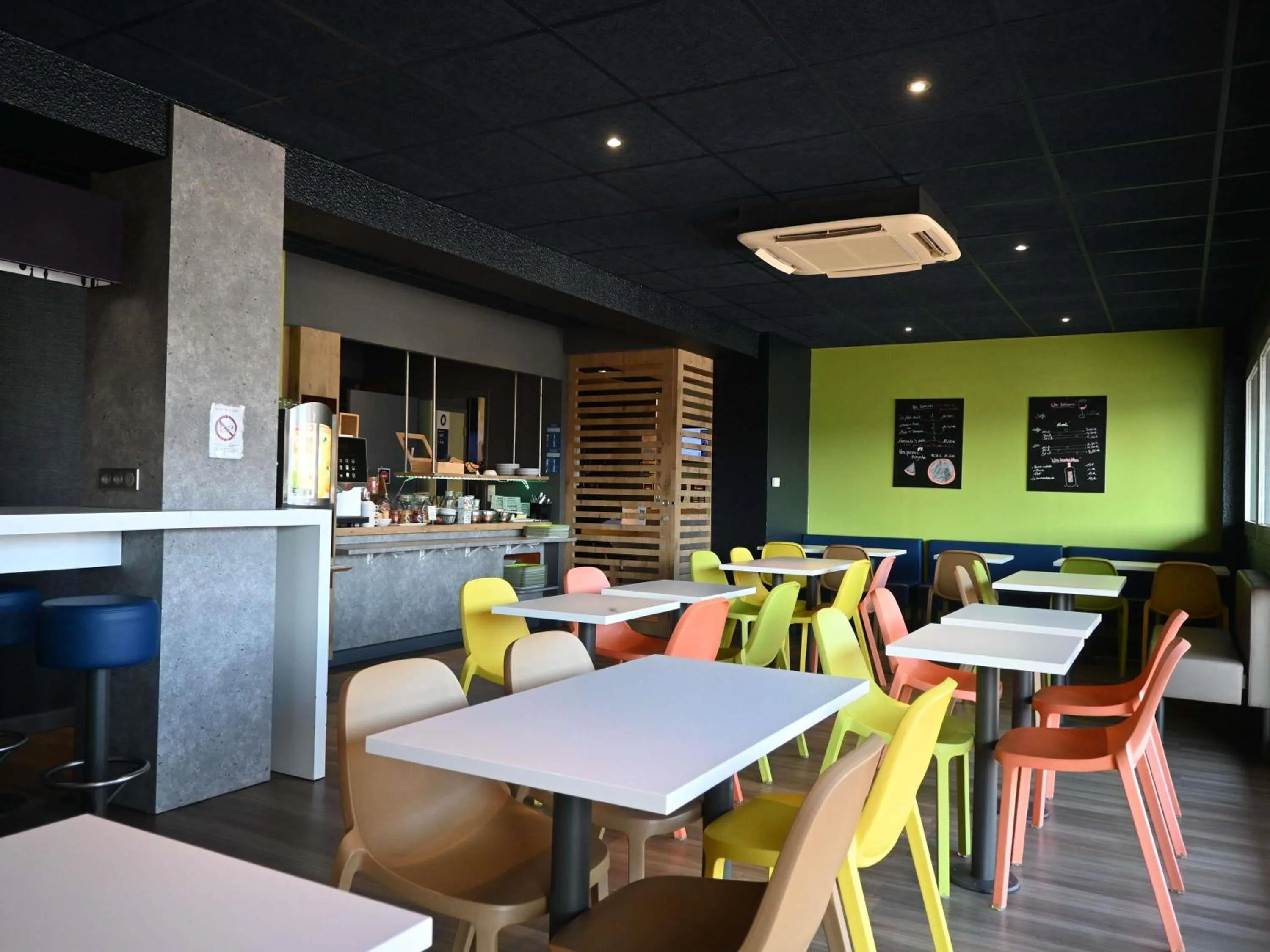 Breakfast in Hotel ibis Budget Laval