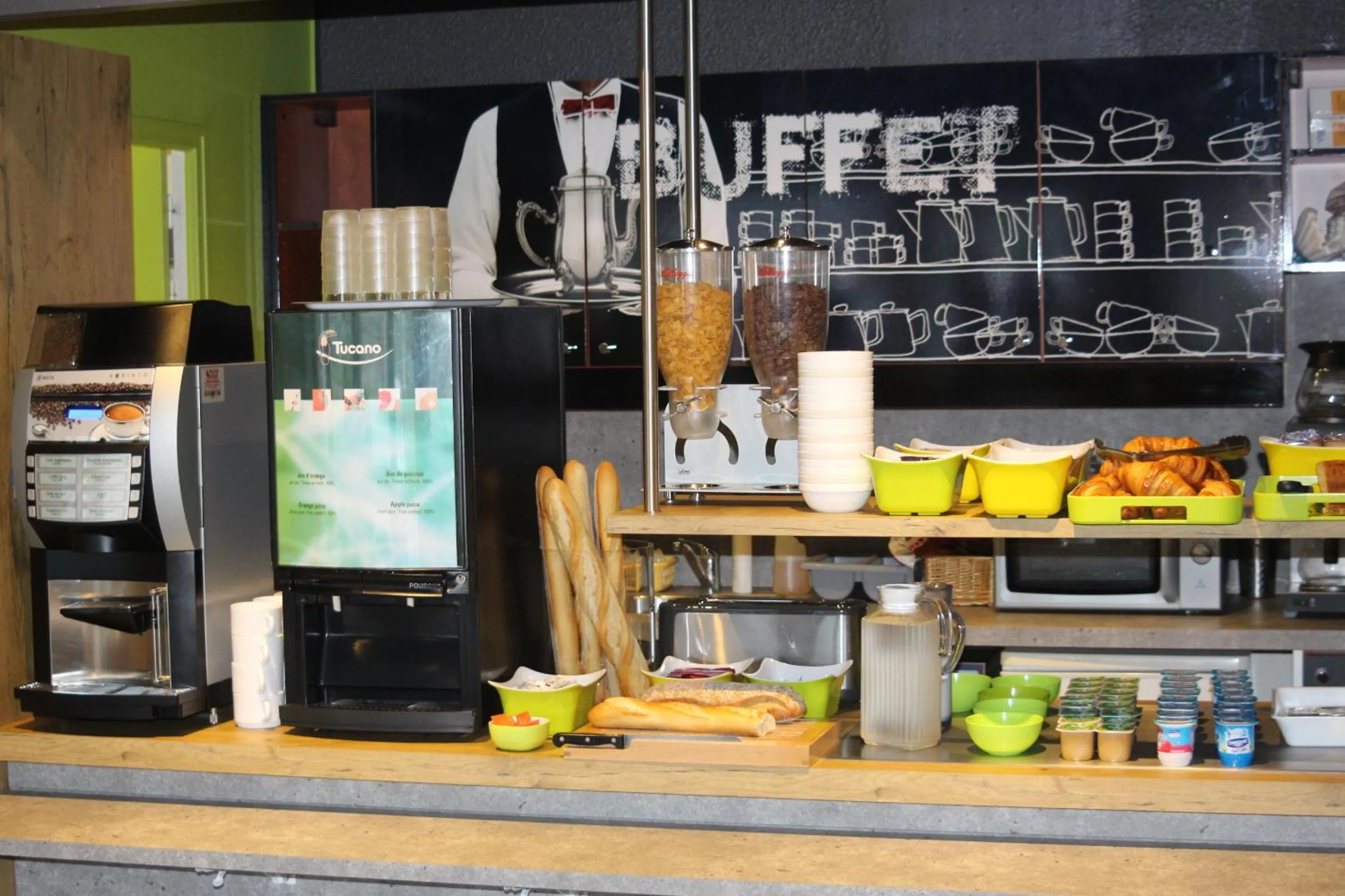 Food and drinks in Hotel ibis Budget Laval