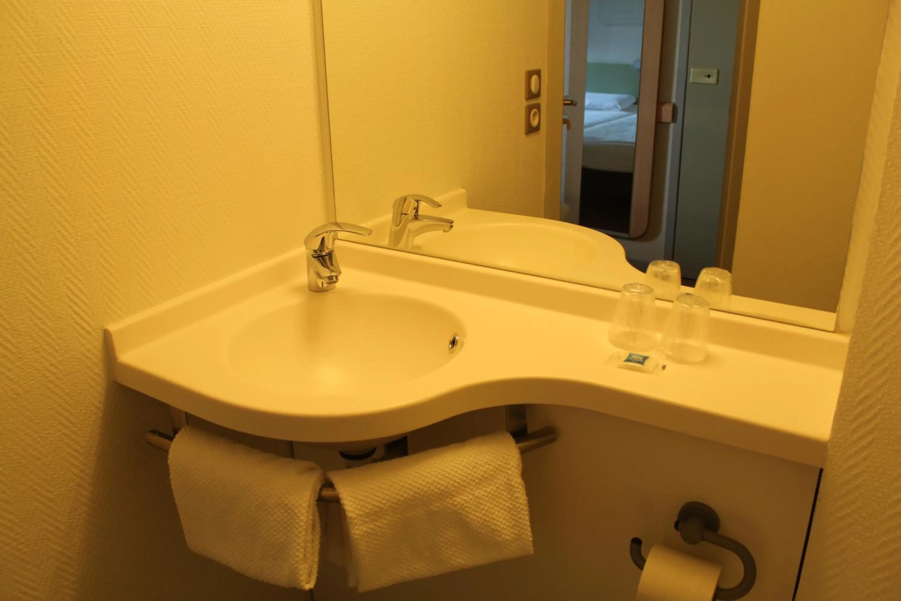 Bathroom in Hotel ibis Budget Laval