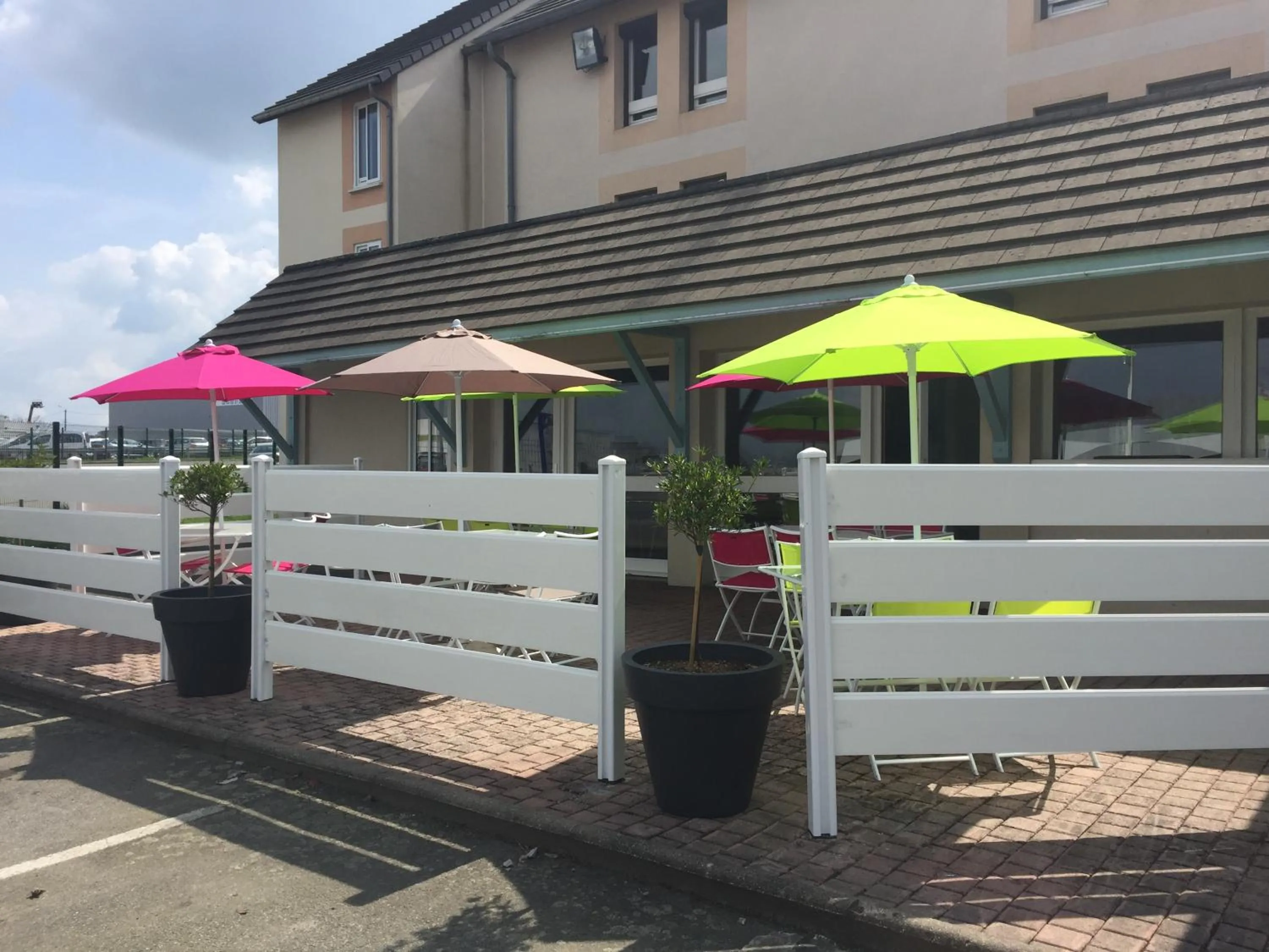 Patio in Hotel ibis Budget Laval