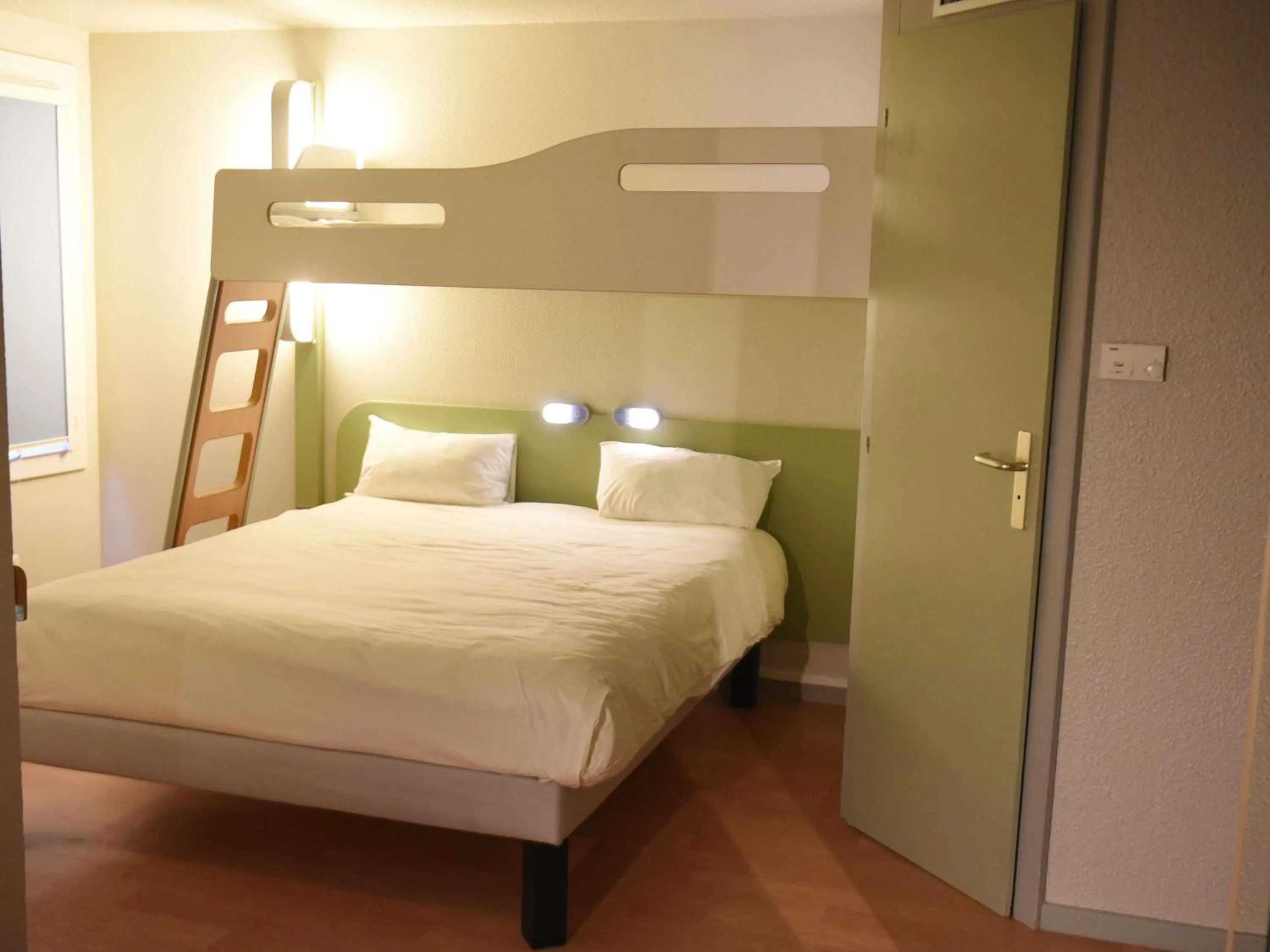 Bedroom, Bed in Hotel ibis Budget Laval