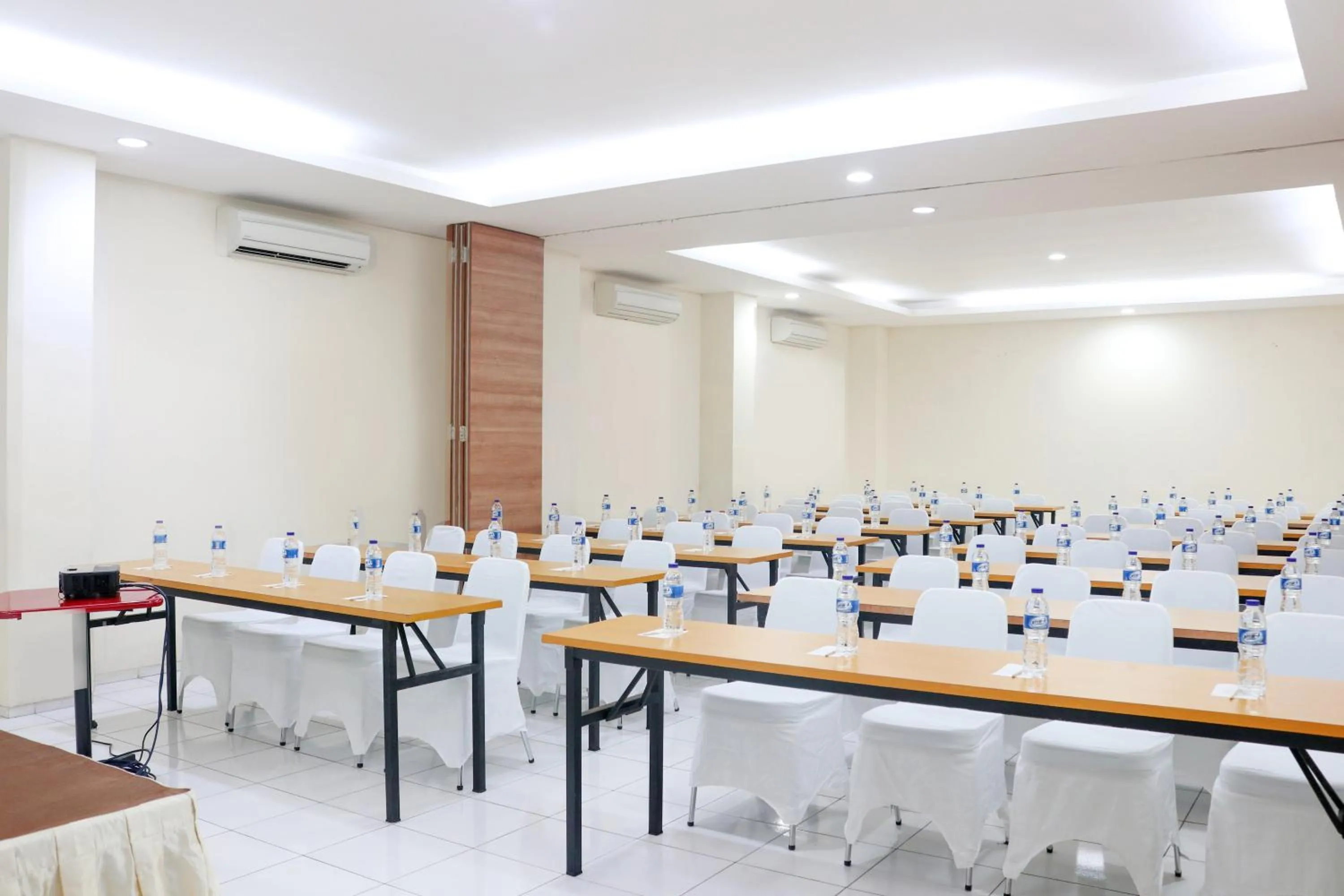 Meeting/conference room in LeGreen Suite Ratulangi